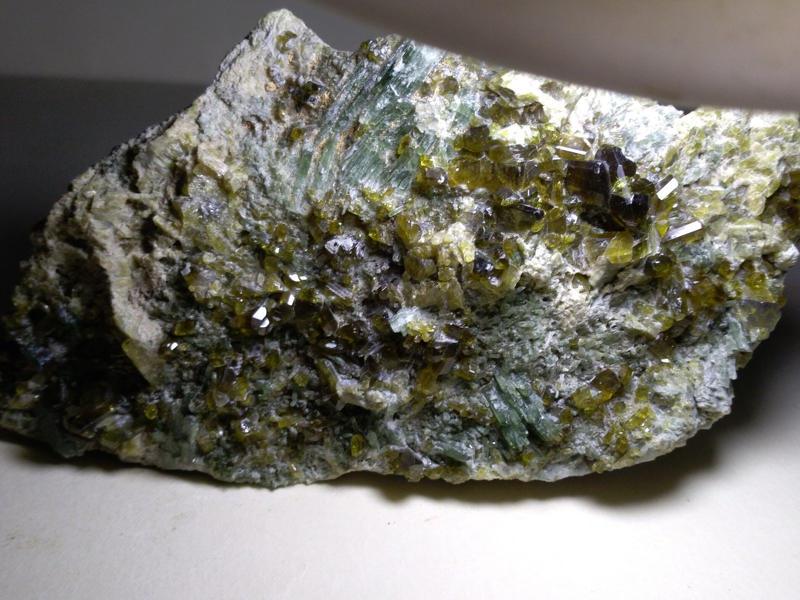Epidota, Diópsido
128 x 67 mm
(Autor: Sante Celiberti)