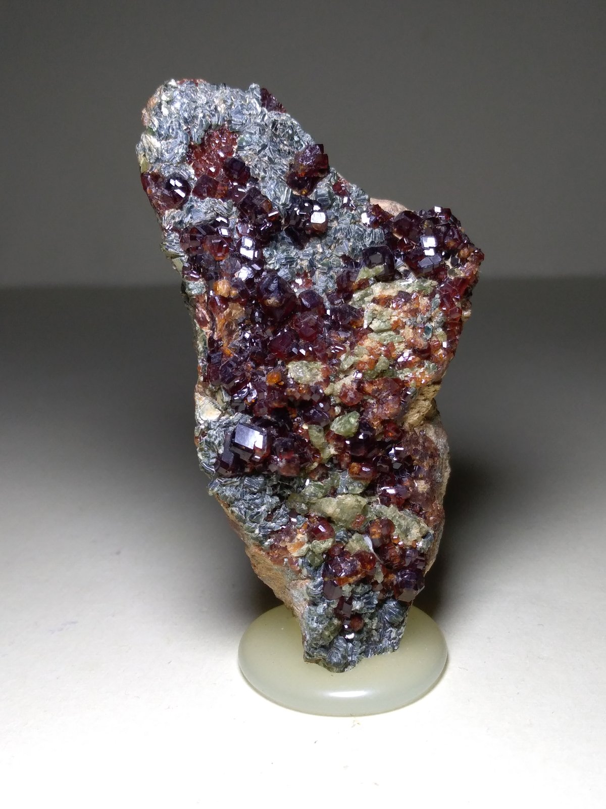 Grossularia (variedad hessonita), Diópsido, Clinocloro
70 x 37 mm
(Autor: Sante Celiberti)