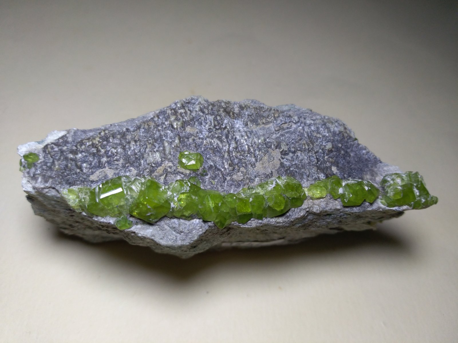 Andradita (variedad demantoide)
77 x 36 mm
(Autor: Sante Celiberti)