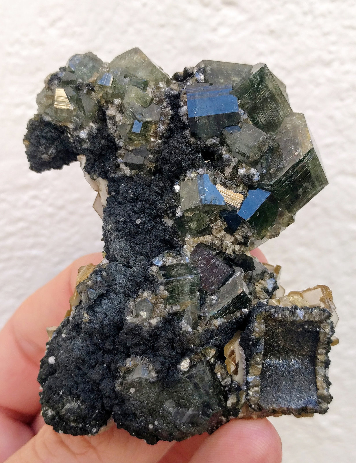 Siderita, Fluorapatito, Moscovita, Clorita, Topacio
7,2 x 5,5 x 3,2 cm.
(Autor: carles)