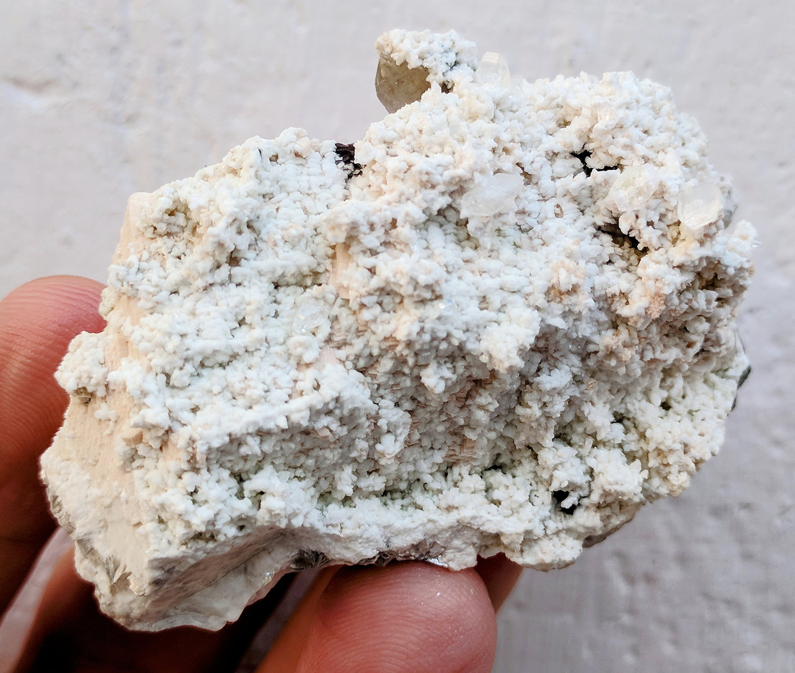 Stokesita, Albita, Cuarzo (variedad ahumado), Microclina y Moscovita
5,7 x 3,9 x 3,5 cm.
(Autor: carles)