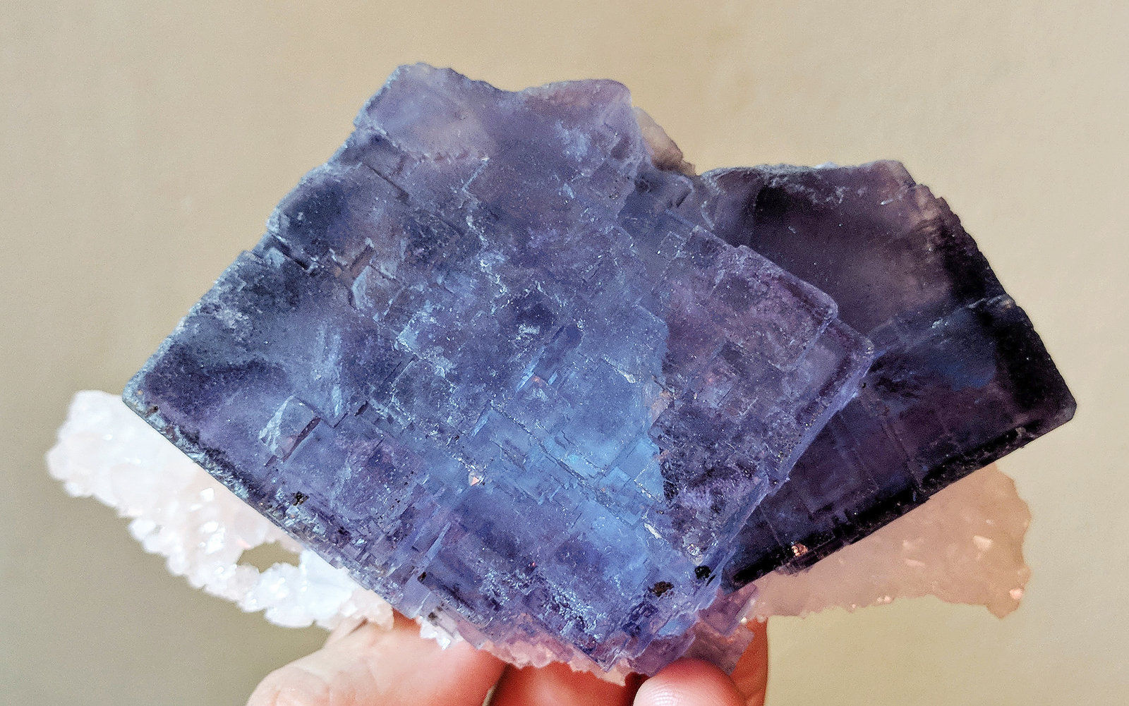 Fluorita, Cuarzo
12,2 × 6,2 × 4,4 cm.
(Autor: carles)