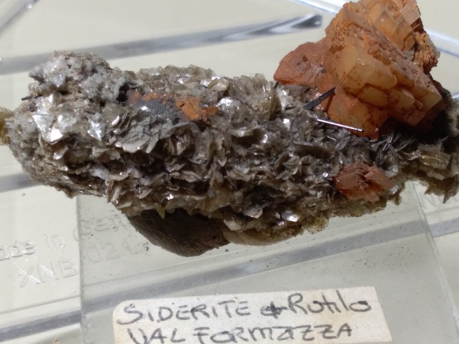 Rutilo, Siderita, Moscovita
52 x 27 mm
(Autor: Sante Celiberti)