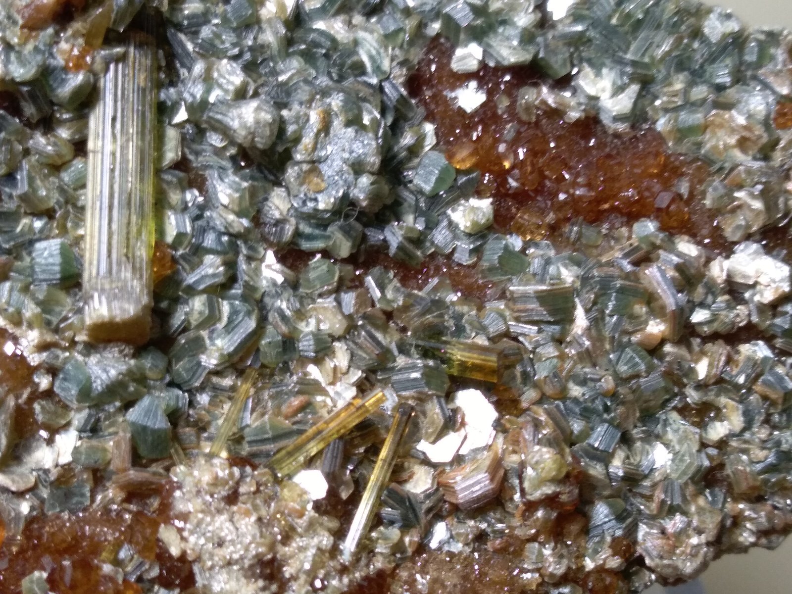 Grossularia (variedad hessonita), Vesuvianita (Vesubiana), Clinocloro
114 x 52 mm
(Autor: Sante Celiberti)