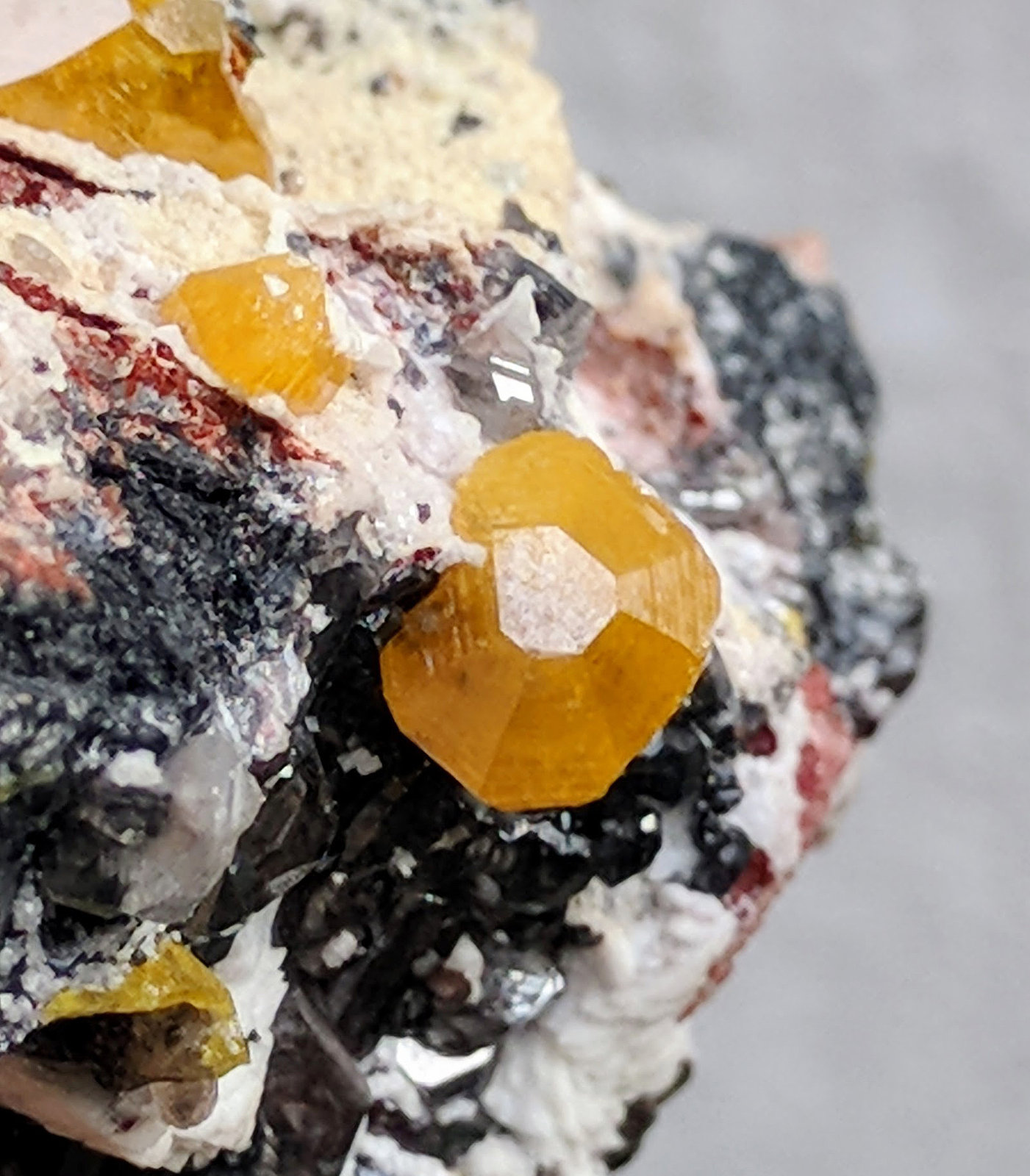 Wulfenita, Cerusita, Dolomita
Cristal 0,7 x 0,5 cm.
(Autor: carles)