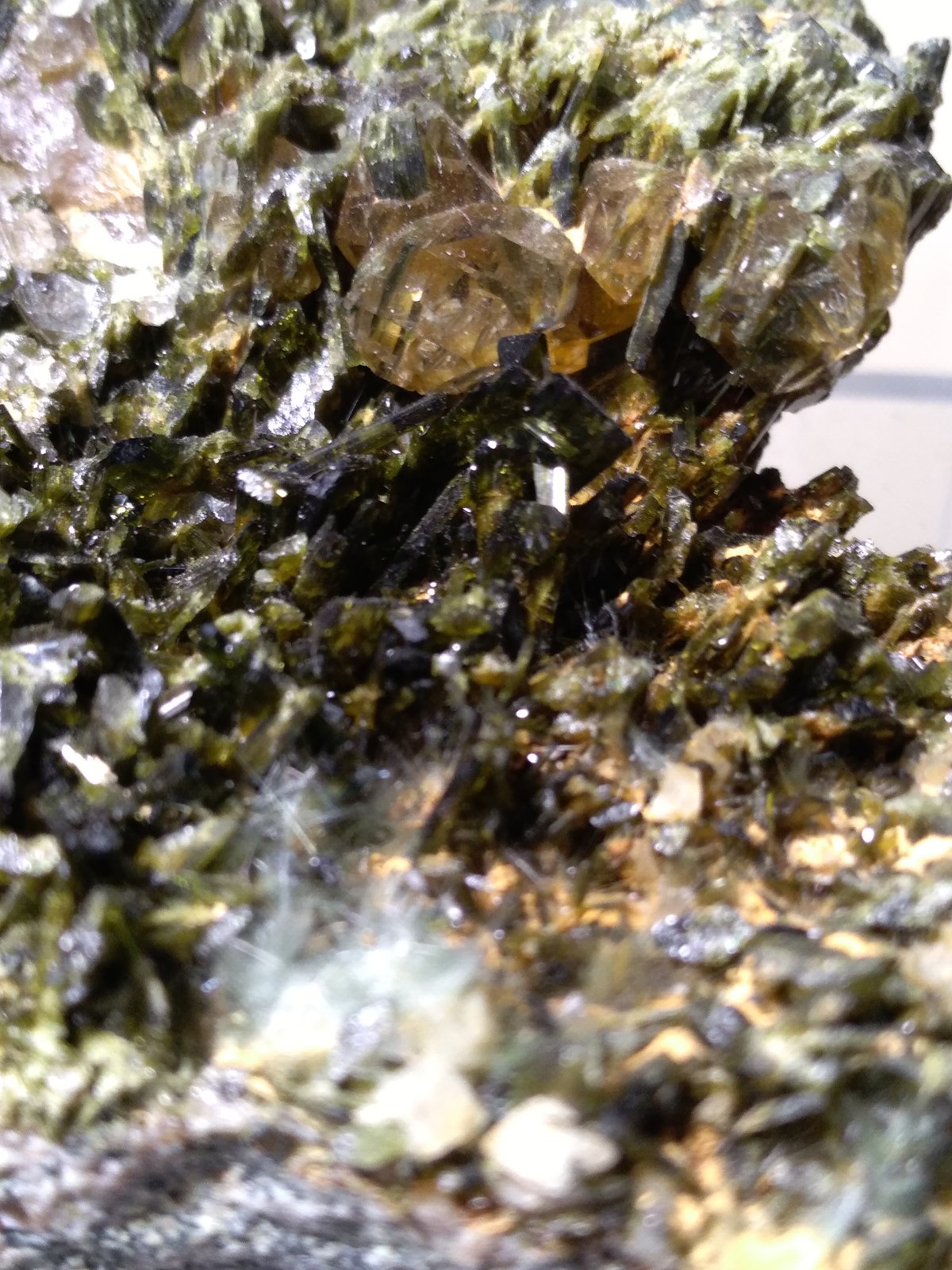 Epidota, Cuarzo (variedad ahumado)
76 x 55 mm
(Autor: Sante Celiberti)