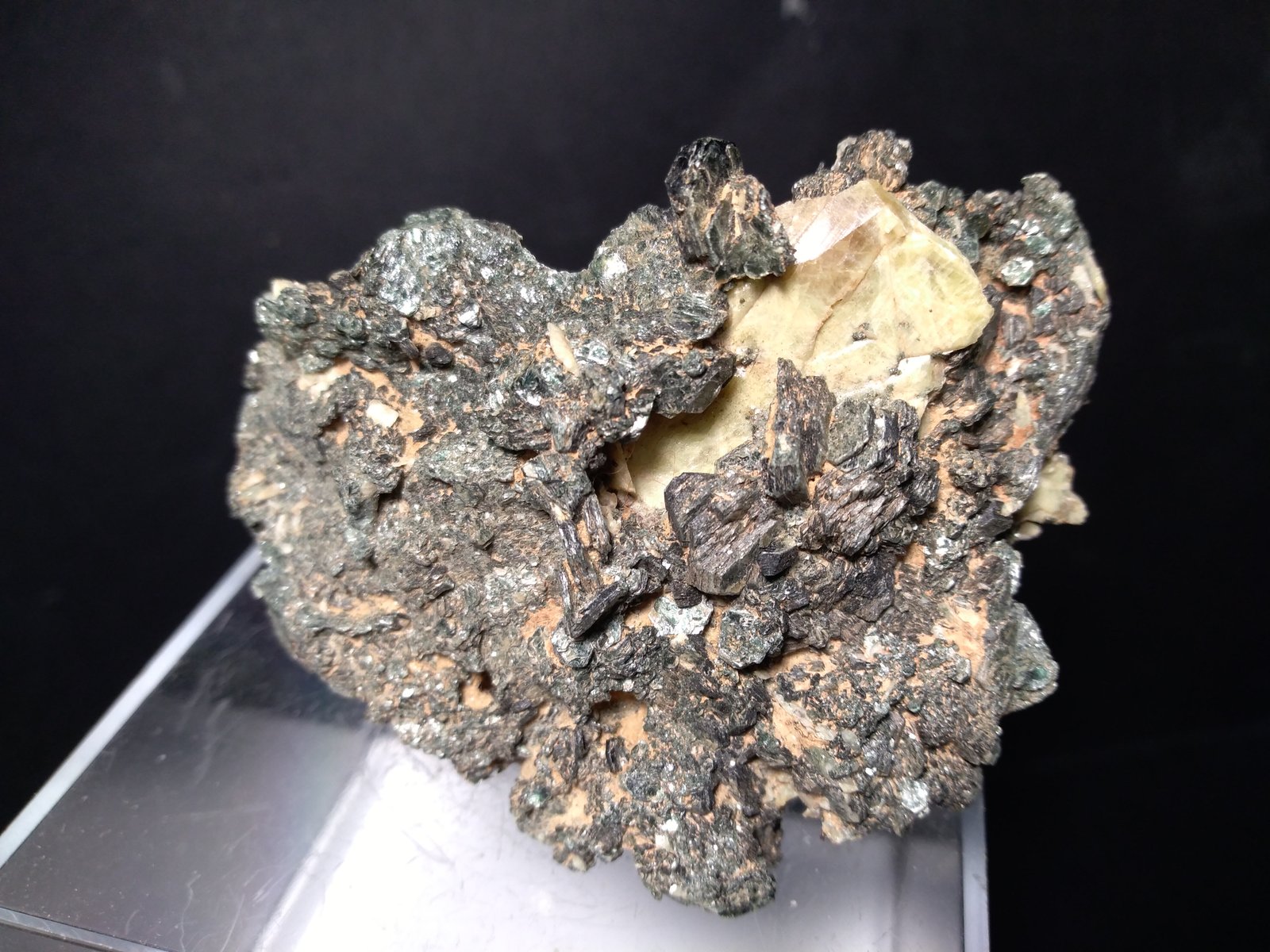 Titanita, Clinochloro
64 x 63 mm
(Autor: Sante Celiberti)