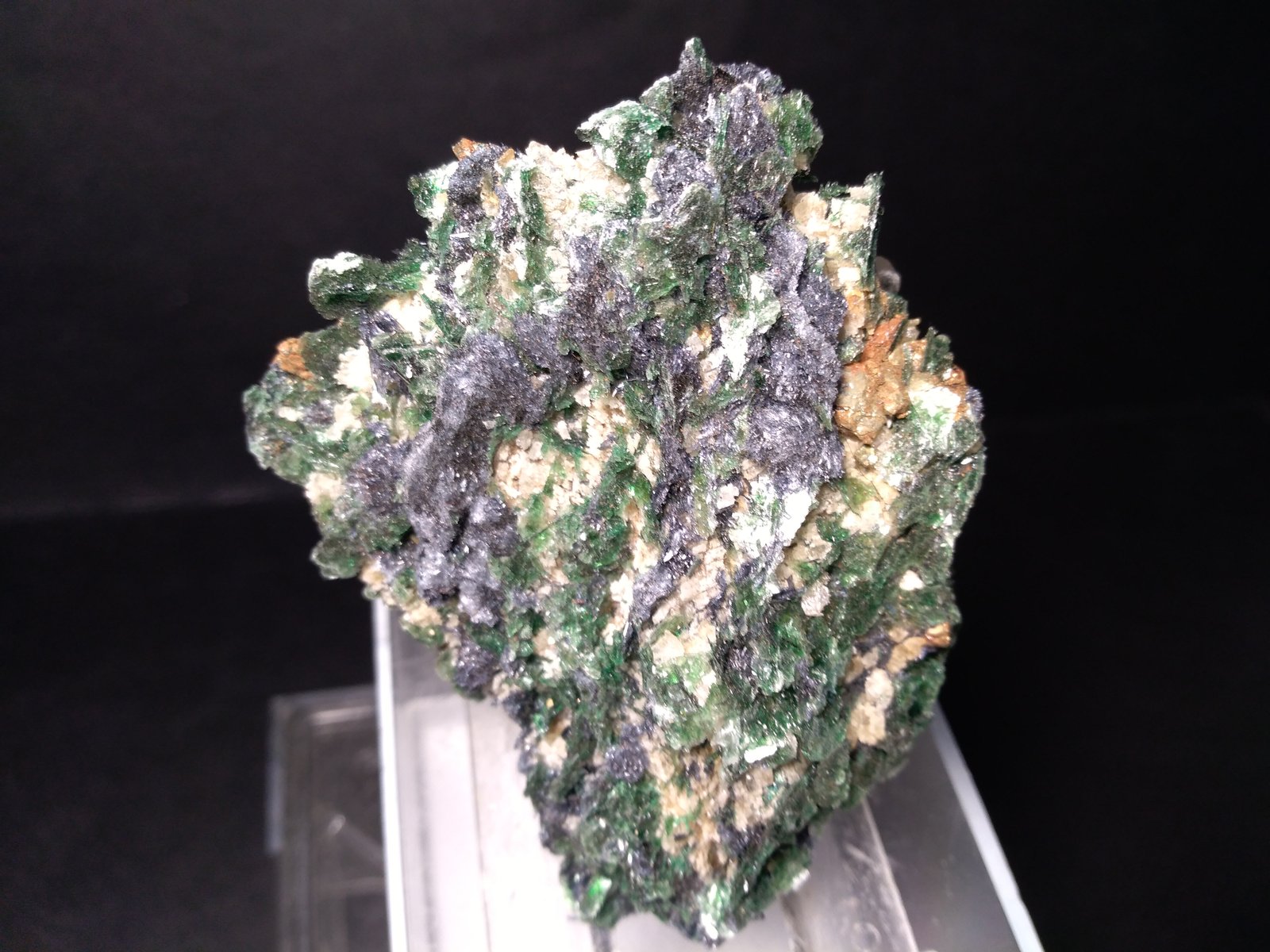 Glaucofana, Moscovita (variedad fuchsita), Rutilo
75 x 60 mm
(Autor: Sante Celiberti)