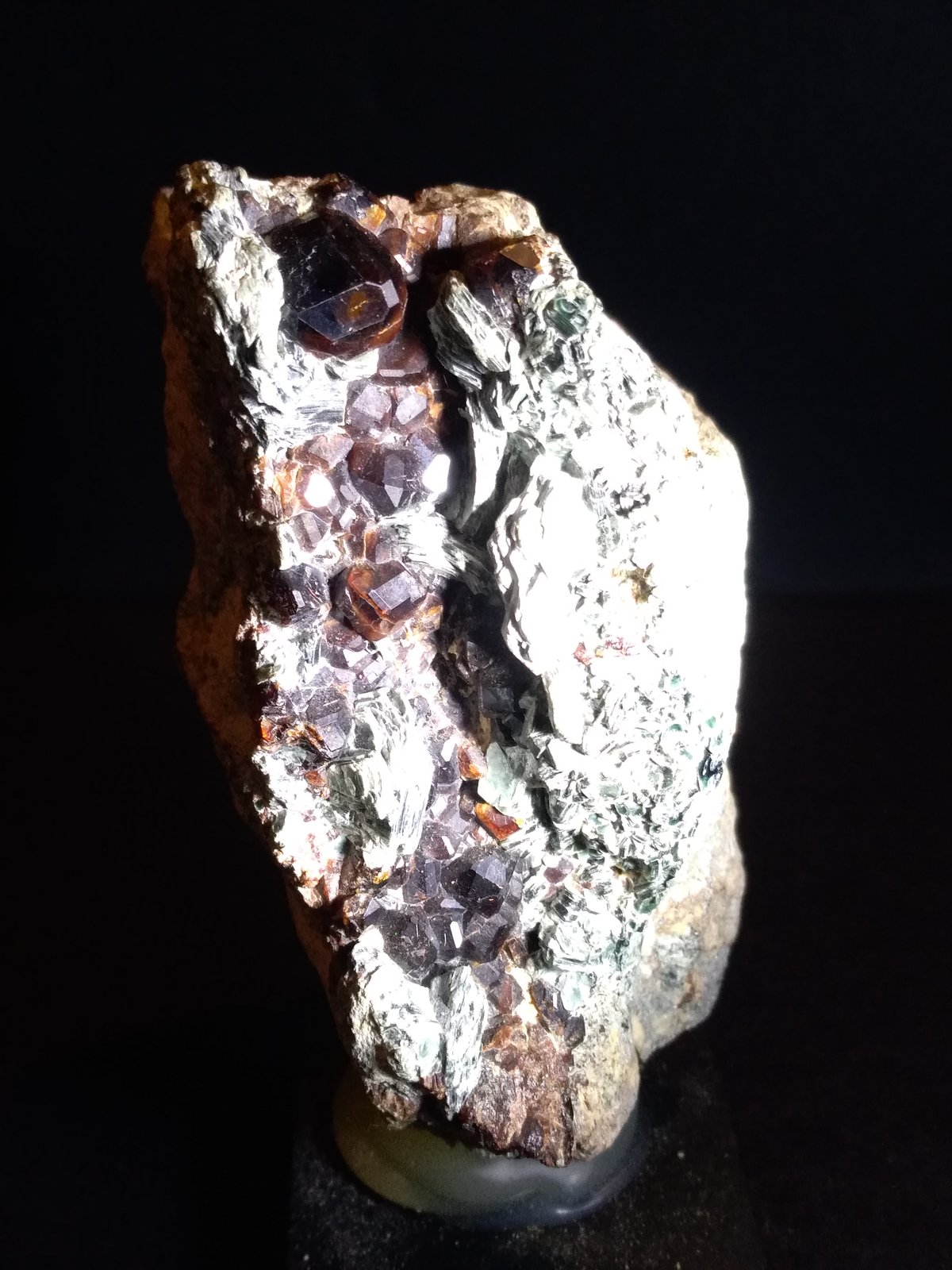 Grossularia (variedad hessonita), Clinochloro
80 x 52 mm
(Autor: Sante Celiberti)