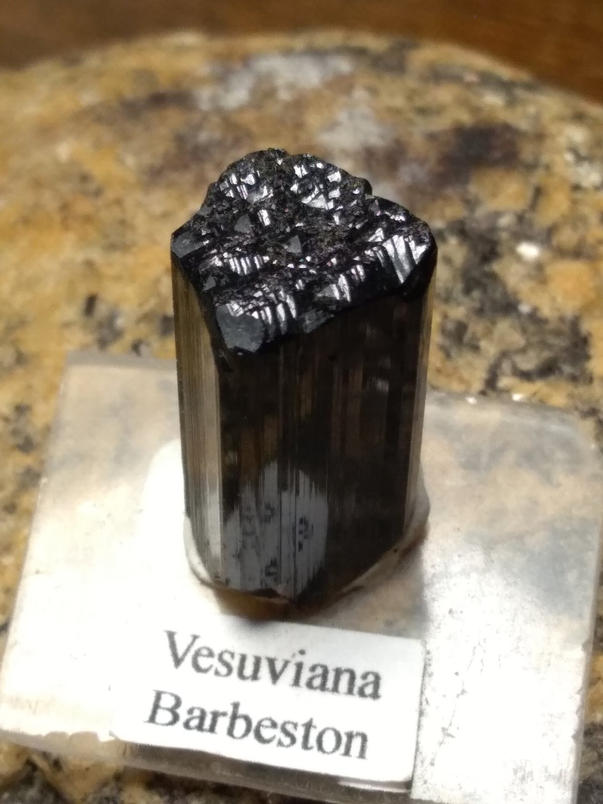 Vesuvianita (Vesubiana)
27 x 12 mm
(Autor: Sante Celiberti)