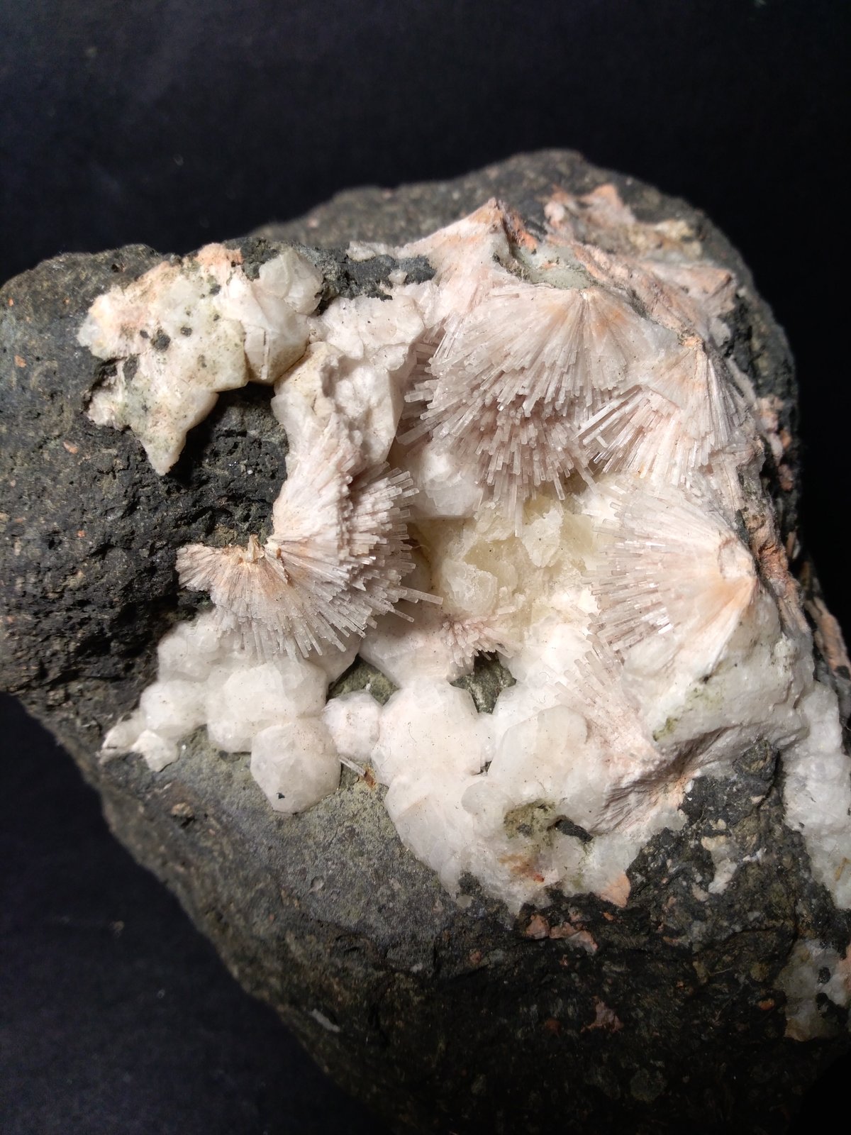 Natrolita, Analcima
125 x 113 mm
(Autor: Sante Celiberti)