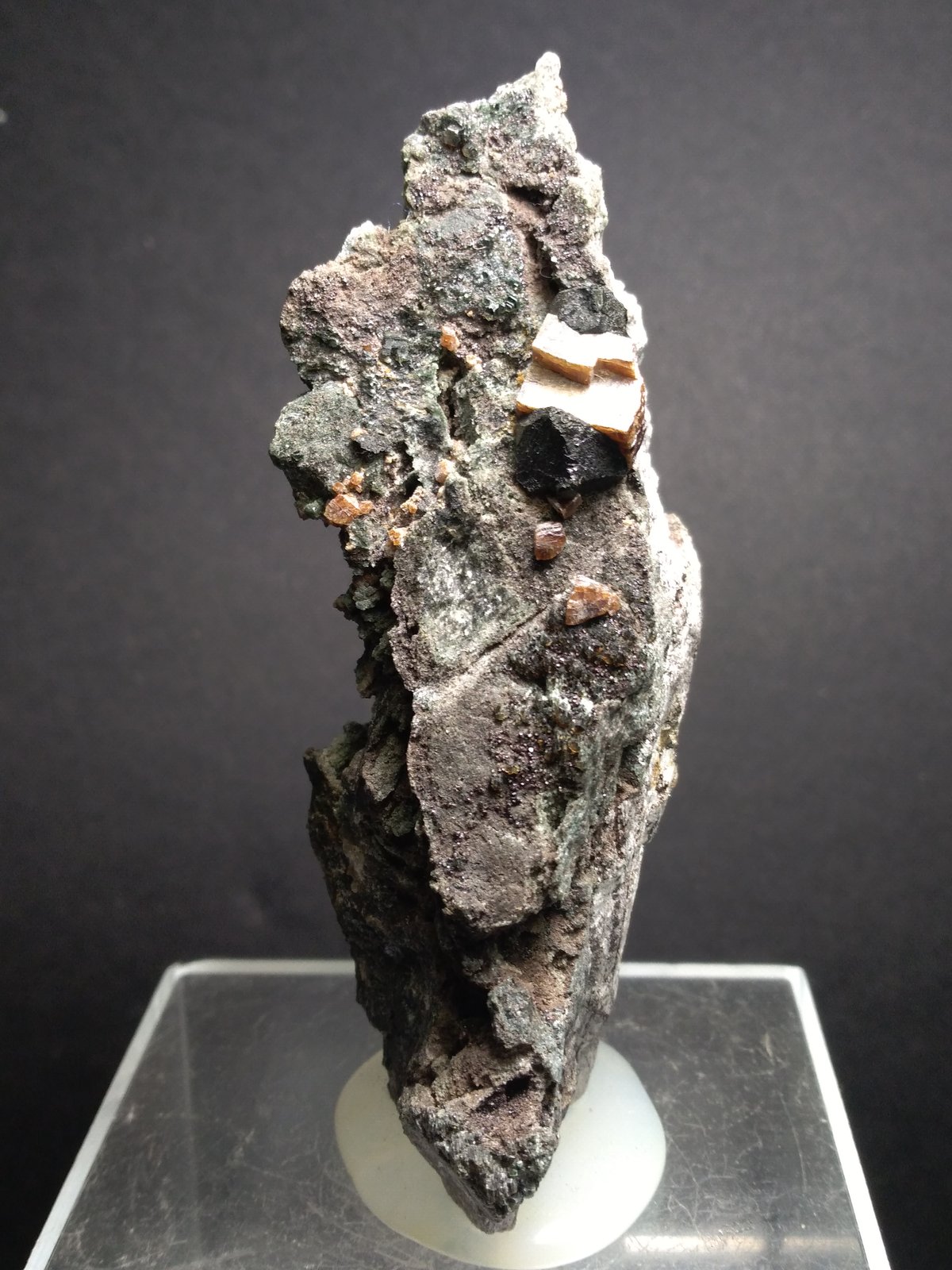 Perovskita, Magnetita
96 x 50 mm
(Autor: Sante Celiberti)