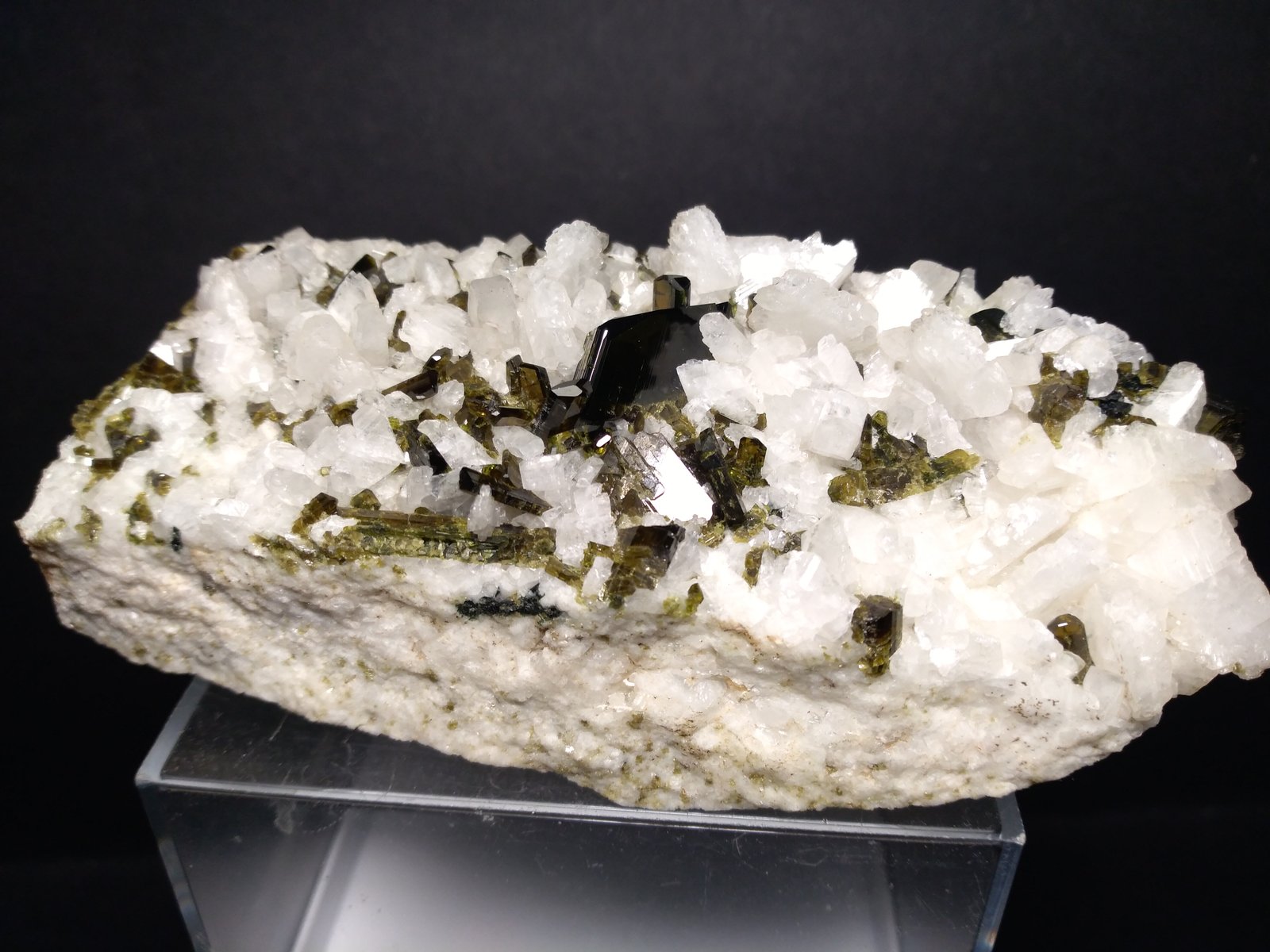 Epidota, Albita
110 x 57 mm
(Autor: Sante Celiberti)