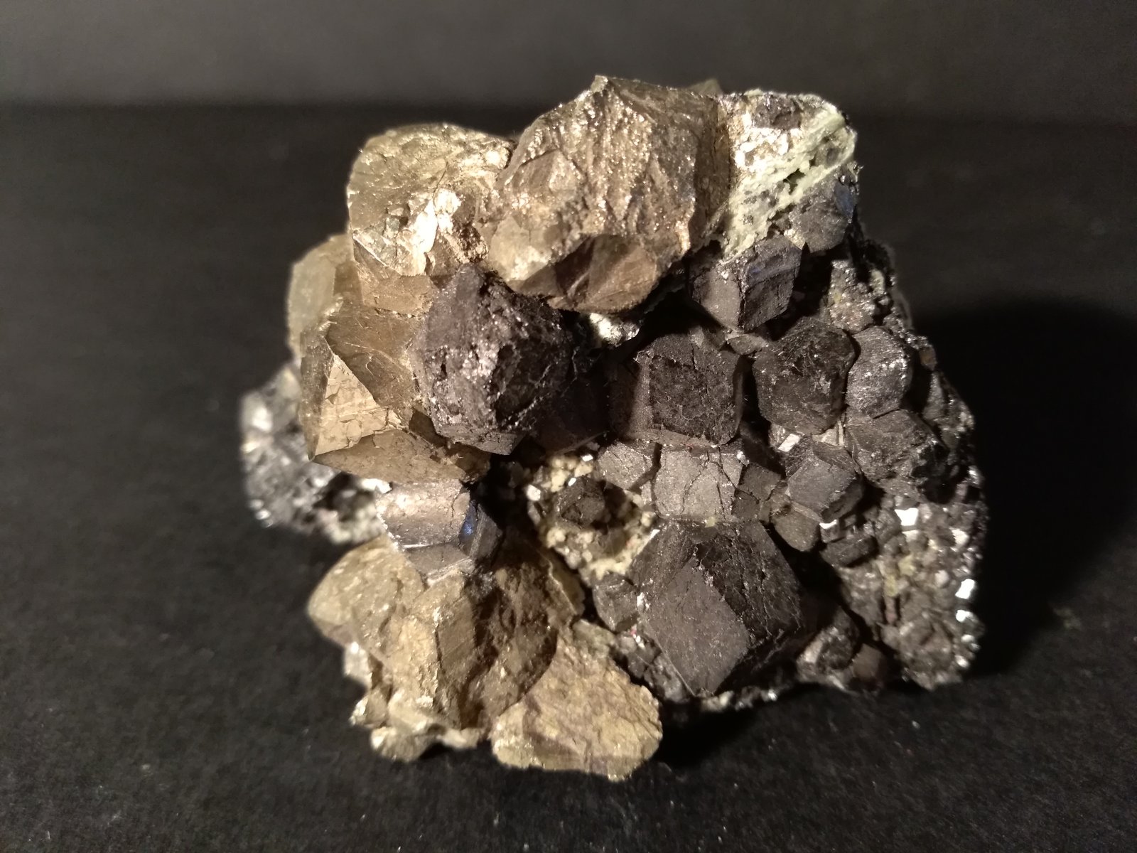Magnetita, Pirita
62 x 43 mm
(Autor: Sante Celiberti)