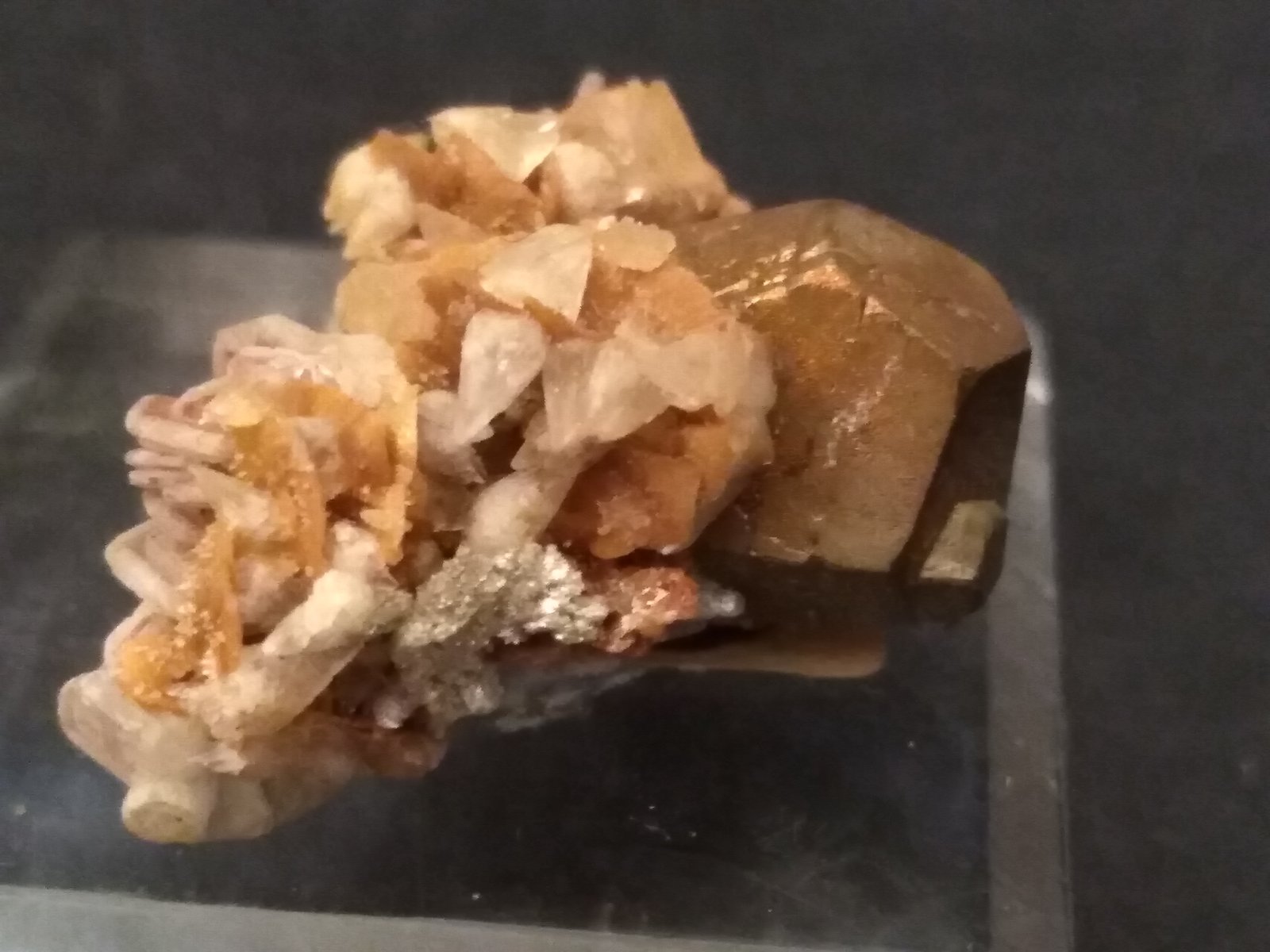 Pirita, Calcita, Barita, Siderita, Talco
24 x 17 mm
(Autor: Sante Celiberti)
