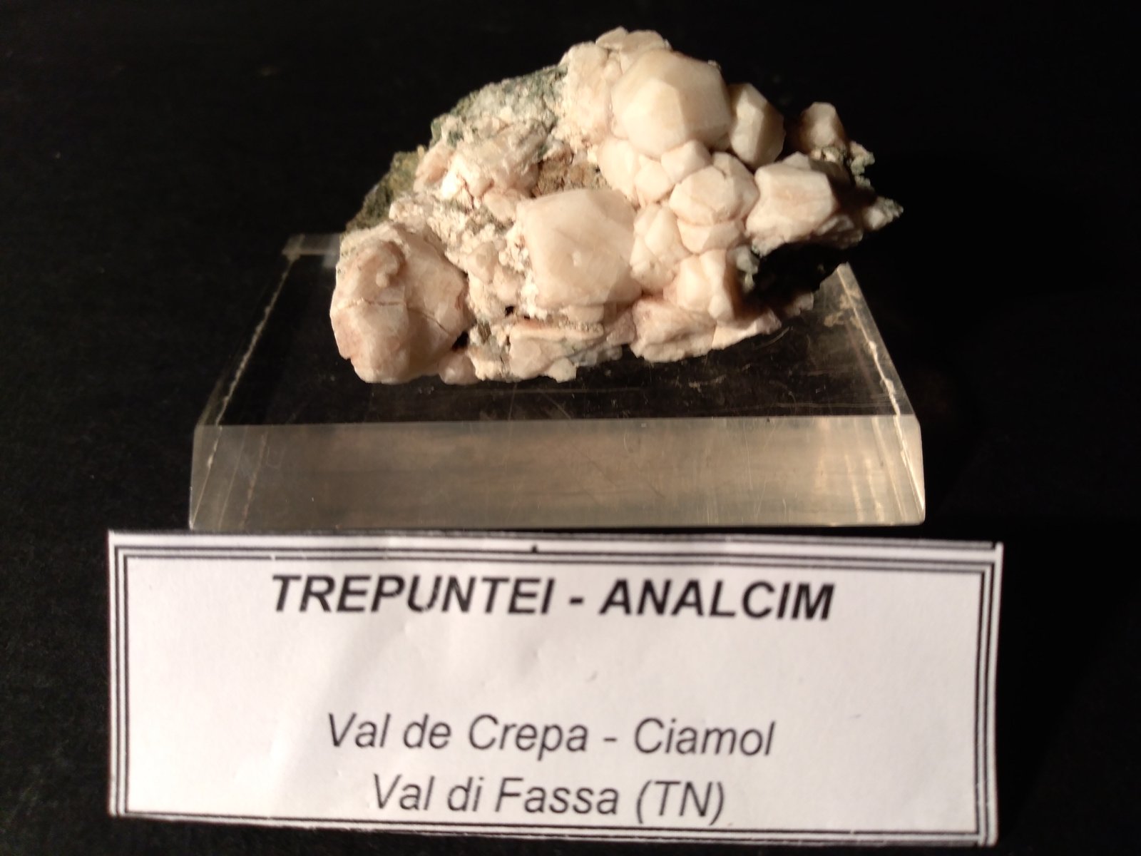 Analcima
67 x 51 mm
(Autor: Sante Celiberti)