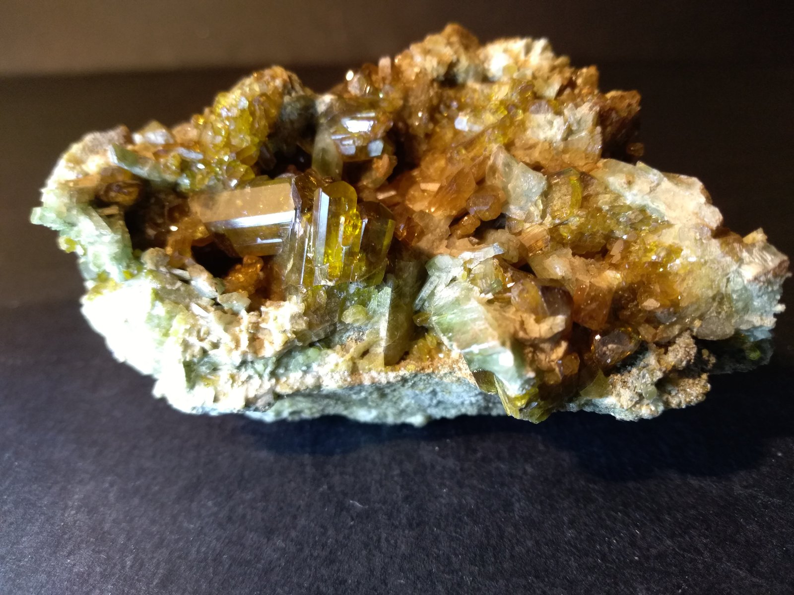 Epidota, Diopsido
75 x 50 mm
(Autor: Sante Celiberti)