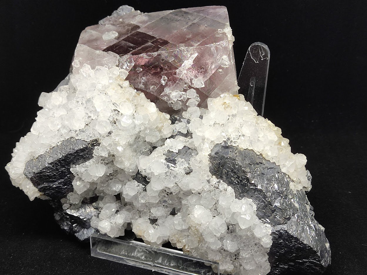 Fuorita y Galena
Cristal fluorita 7.2 cm
(Autor: Cesar M. Salvan)