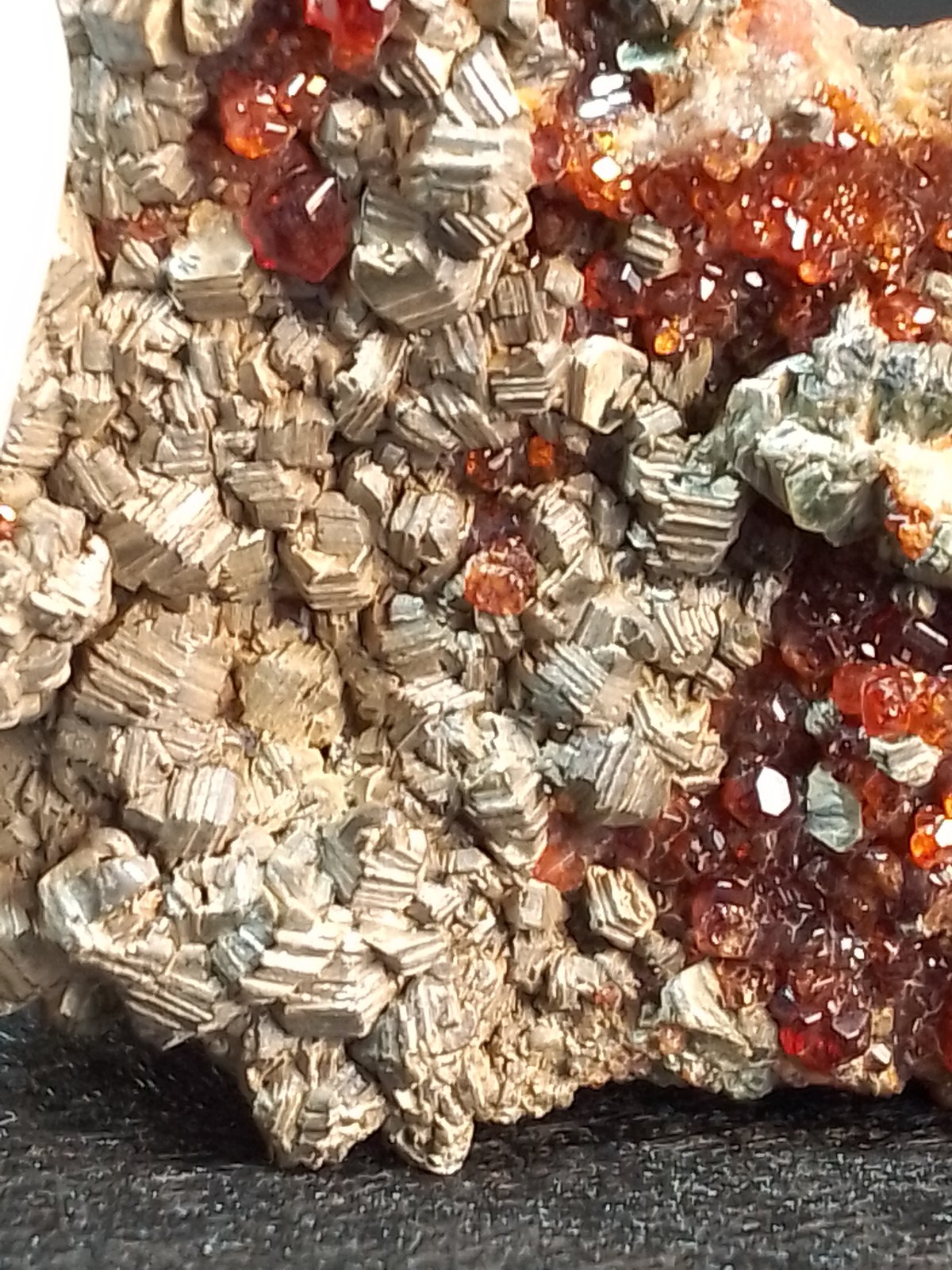 Grossularia [Grossular] (variedad hessonita) y Clinocloro [Clinochlore]
6 x 3 cm.
(Autor: Felipe Abolafia)
