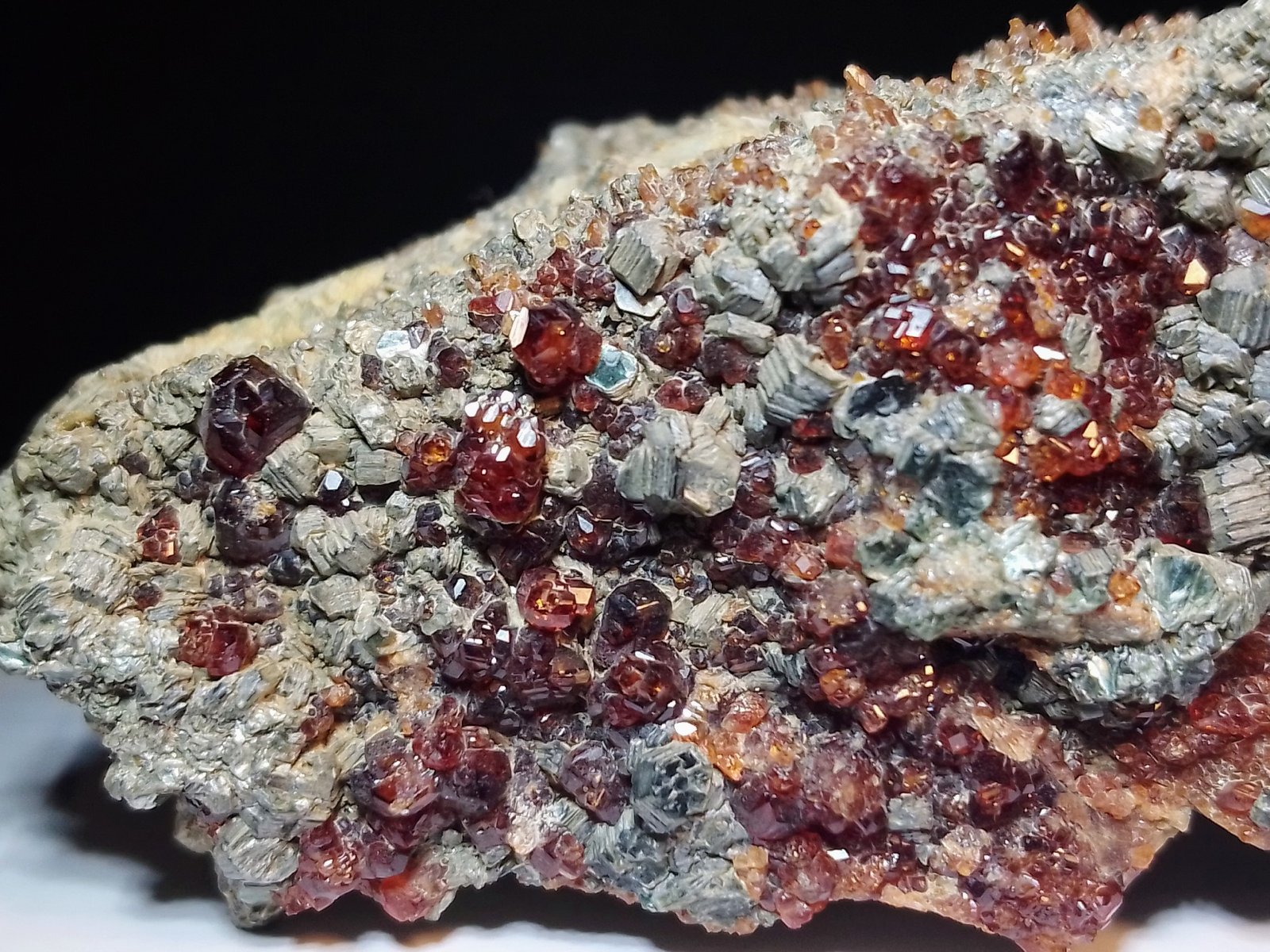 Grossularia [Grossular] (variedad hessonita) y Clinocloro [Clinochlore]
6 x 3 cm.
(Autor: Felipe Abolafia)