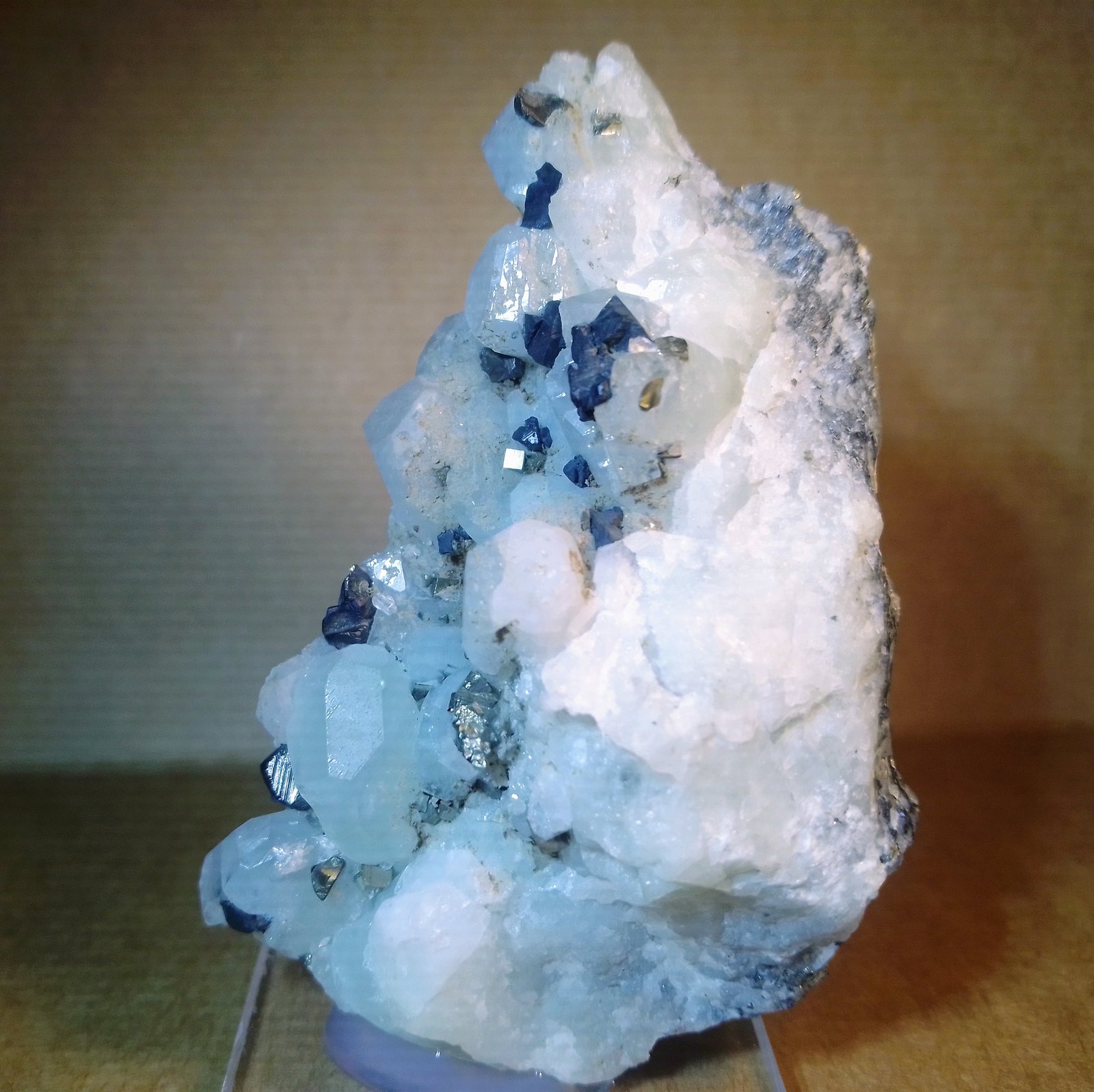 Datolita, Tetraedrita y Pirita
5 x 7,5 cm.
(Autor: Felipe Abolafia)