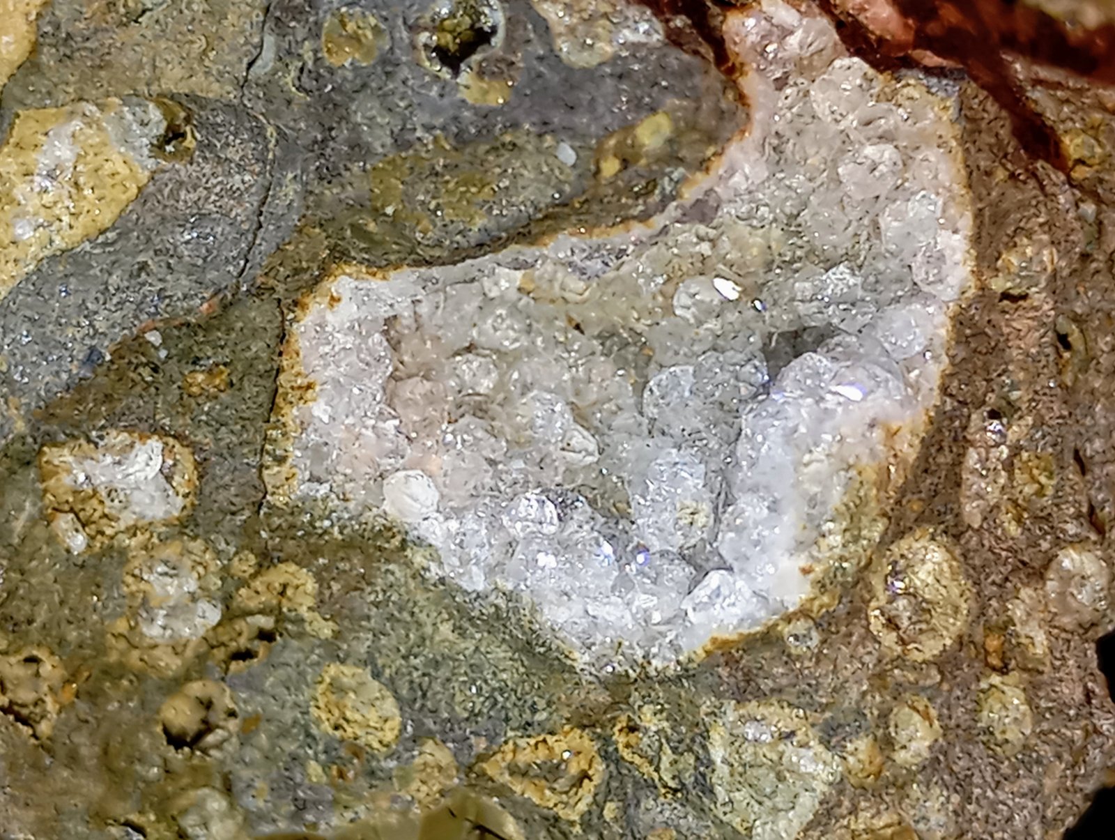 Analcima y gmelinita
7 x 5 cm.
(Autor: Felipe Abolafia)