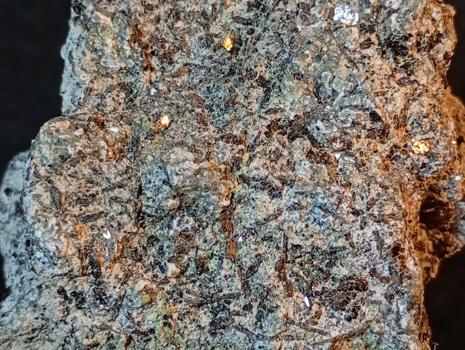 Flogopita (Grupo Mica)
6 x 5 x 4,5 cm.
(Autor: Felipe Abolafia)