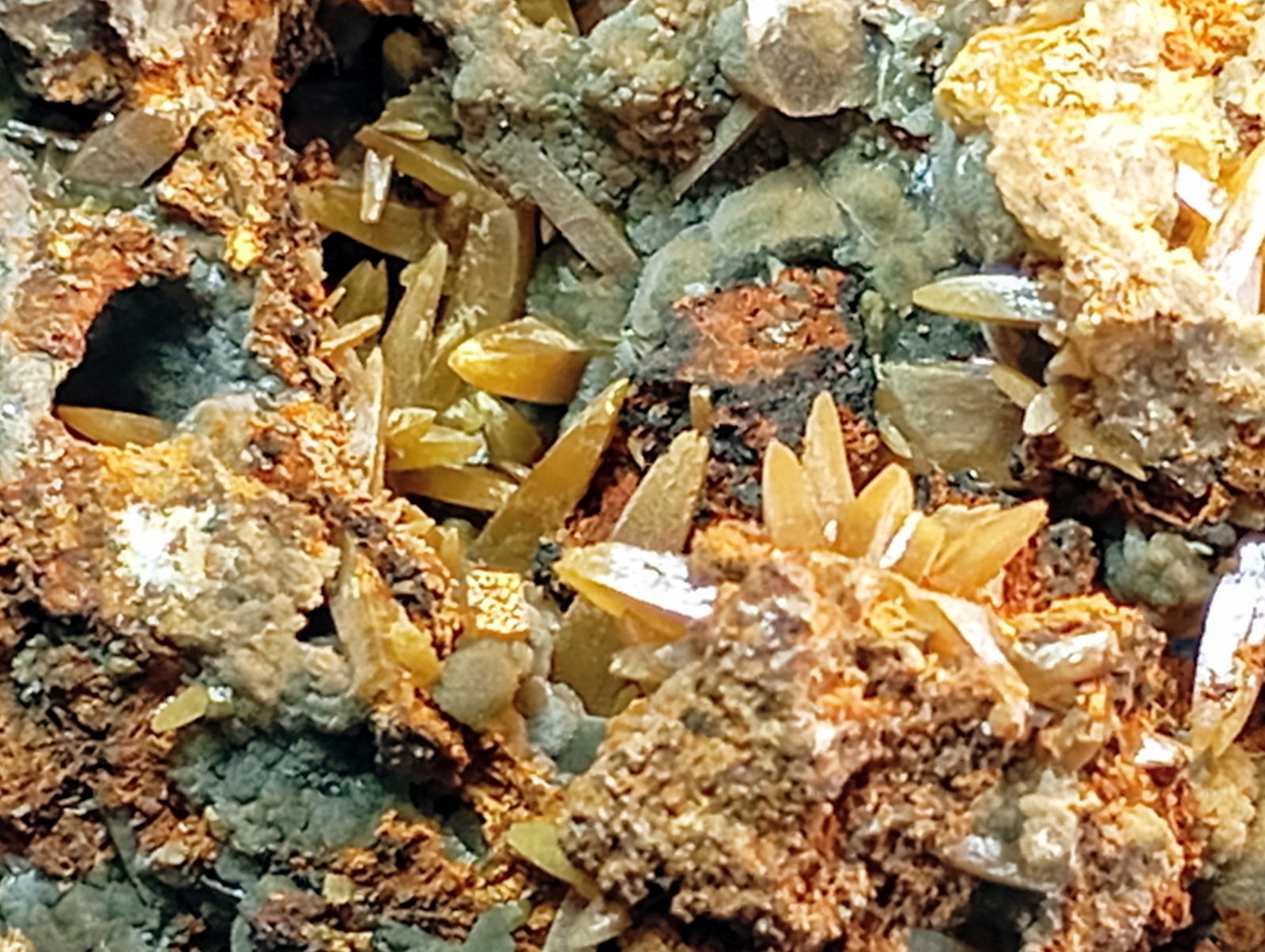 Wulfenita con Mimetita
8 x 5 cm.
(Autor: Felipe Abolafia)
