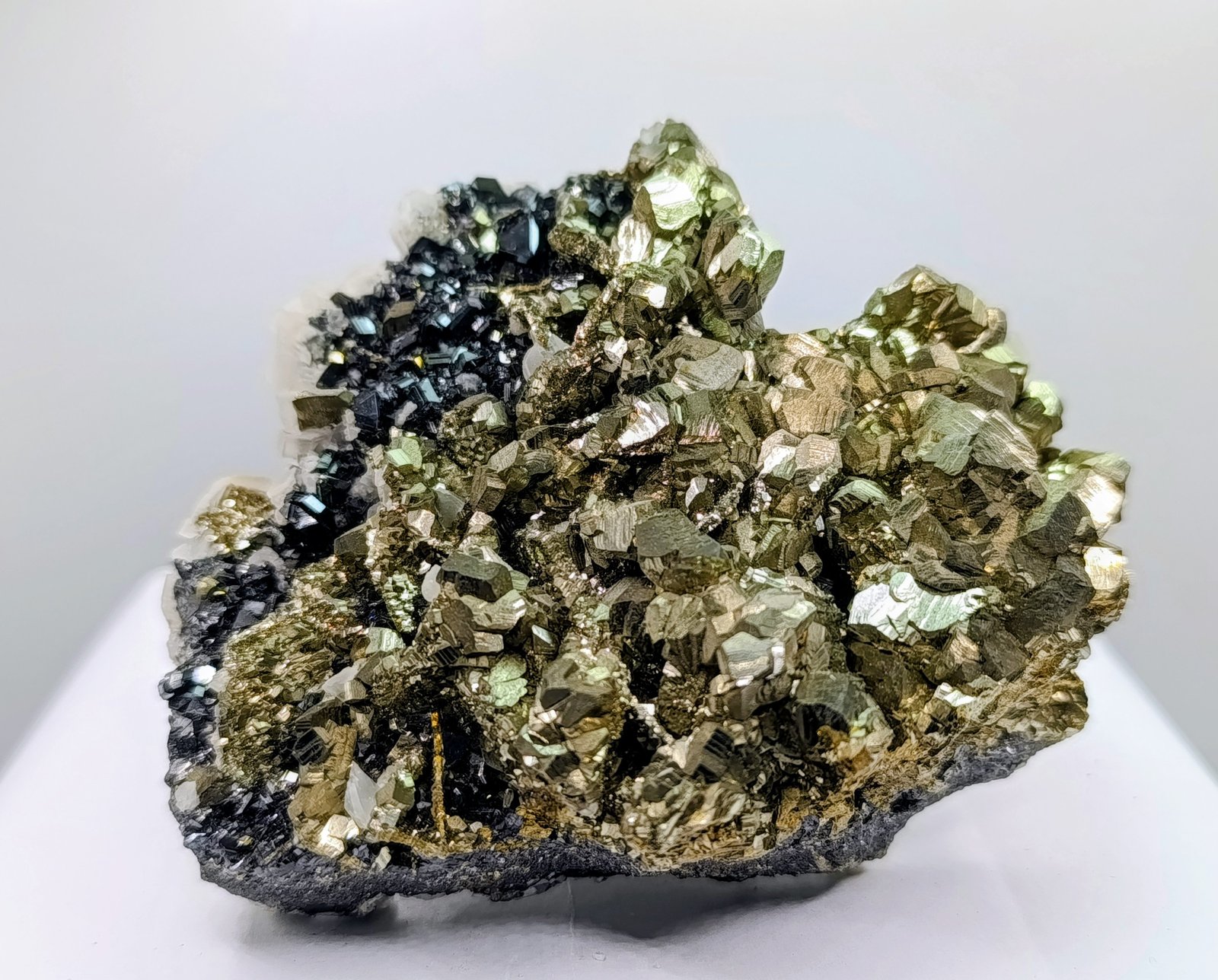 Pirita, Esfalerita y Calcita.
9x7 cm
(Autor: AntonioJesus)