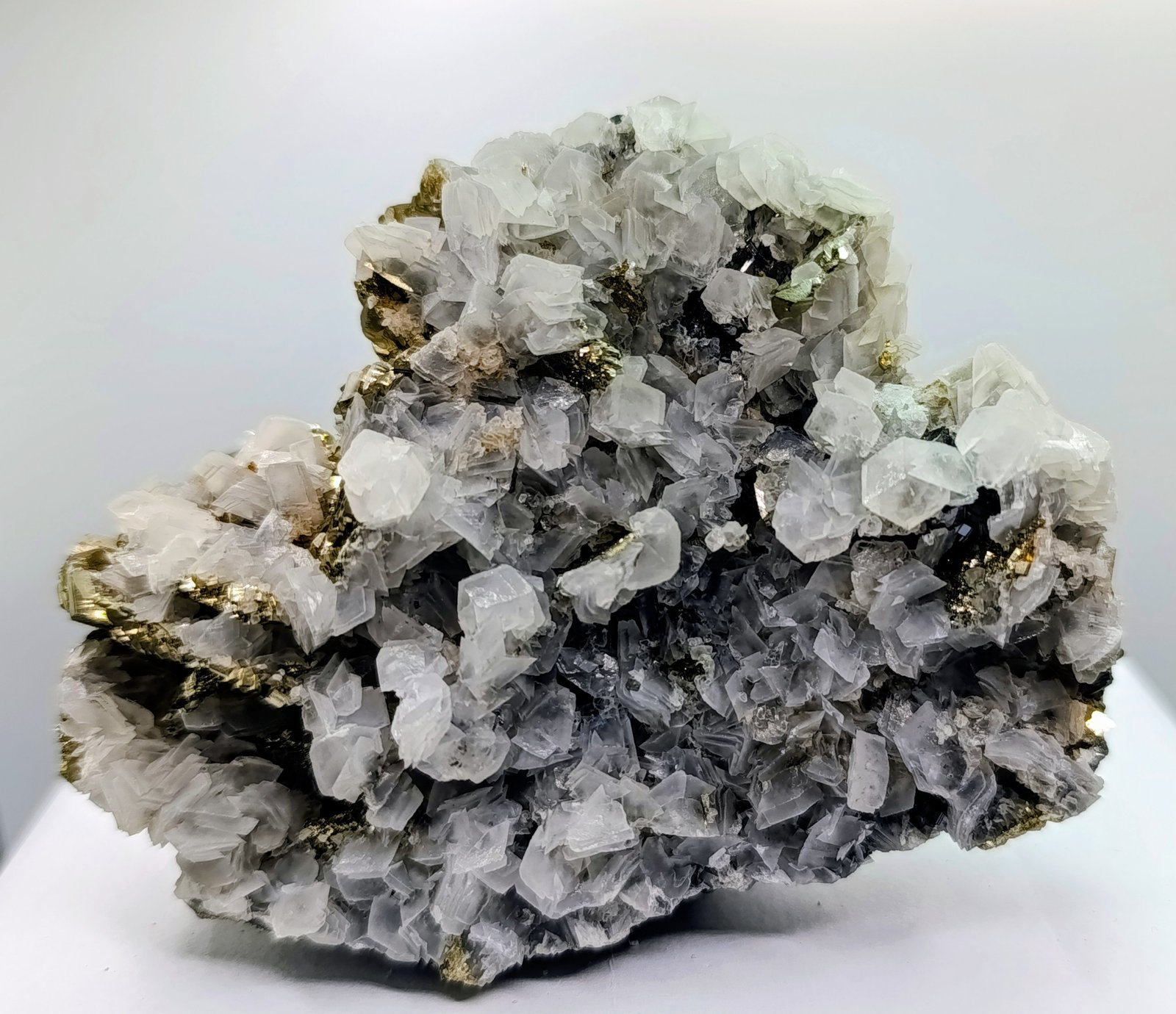Pirita, Esfalerita y Calcita.
9x7 cm
(Autor: AntonioJesus)