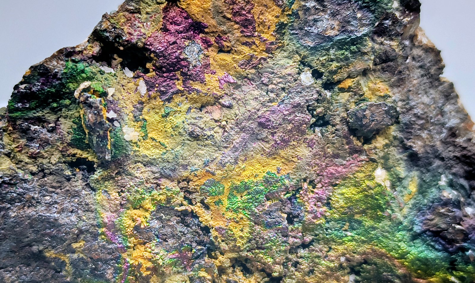 Goethita irisada y cerusita.
12x9 cm
(Autor: AntonioJesus)