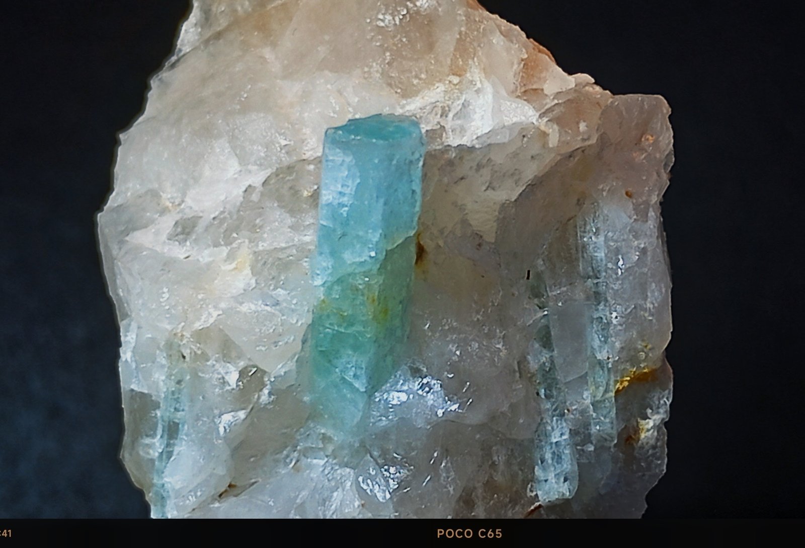 Berilo (variedad aguamarina)
3 x 3 x 4 cm., cristal 2 cm.
(Autor: Felipe Abolafia)