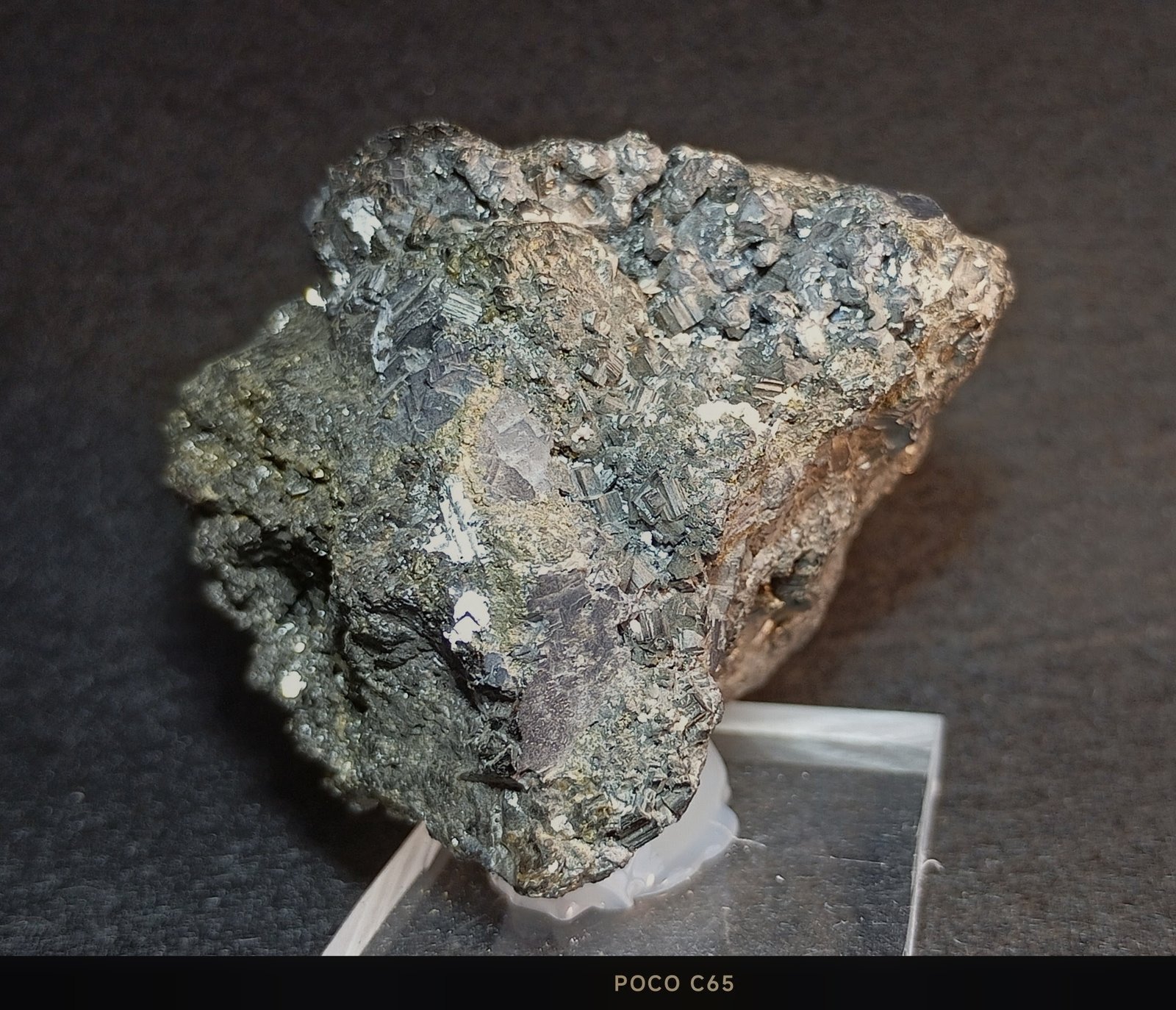 Bournonita y galena
6 x 5,5 x 6 cm.
(Autor: Felipe Abolafia)