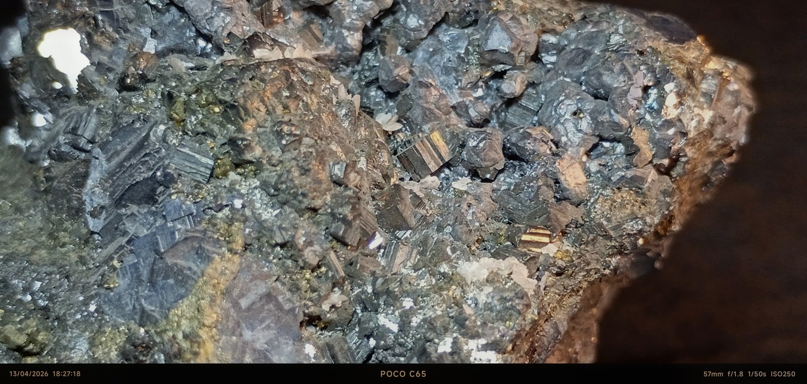 Bournonita y galena
6 x 5,5 x 6 cm
(Autor: Felipe Abolafia)