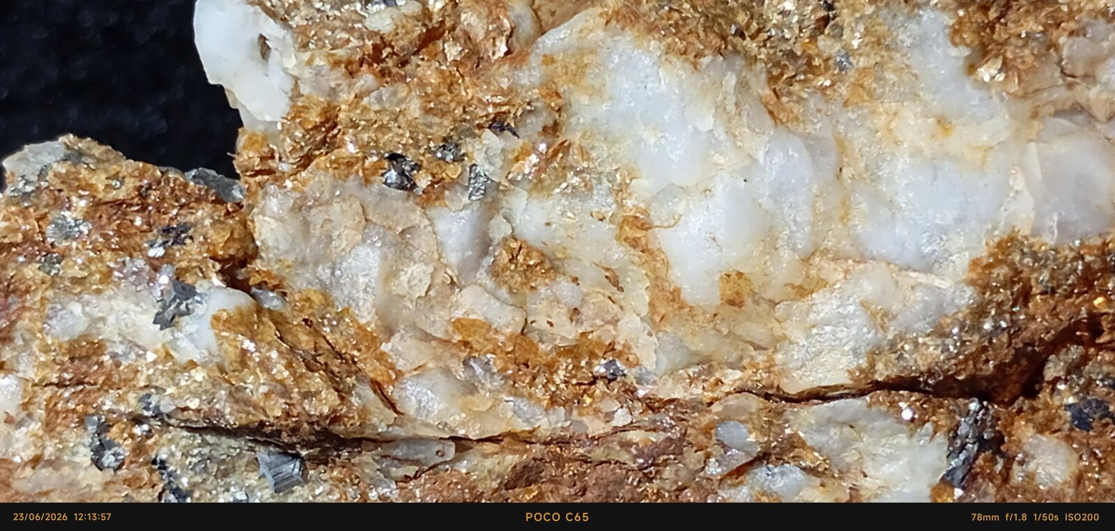 Mica (Grupo) -> zinnwaldita con Casiterita y Cuarzo
10,5 x 4 cm.
(Autor: Felipe Abolafia)
