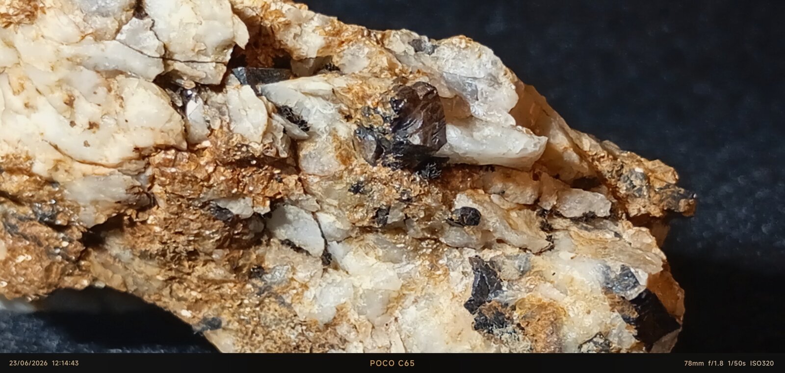 Mica (Grupo) -> zinnwaldita con Casiterita y Cuarzo
10,5 x 4 cm.
(Autor: Felipe Abolafia)
