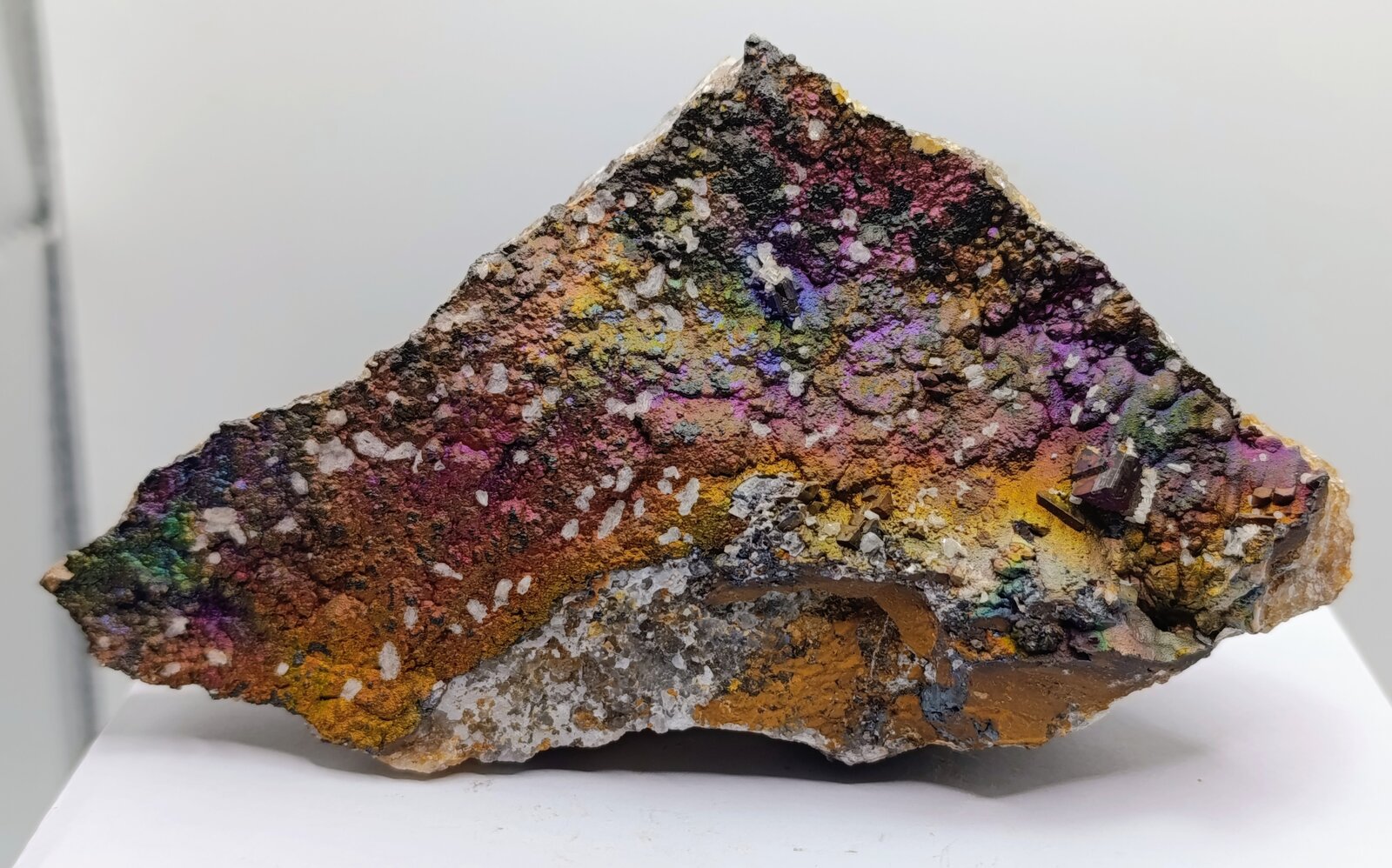 Goethita irisada y cerusita.
13x7'5 cm
(Autor: AntonioJesus)