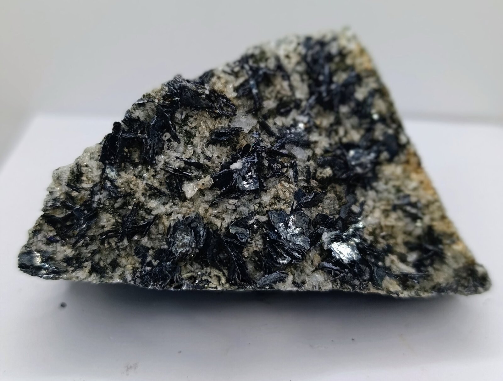 Hematites
Cantera Tejea, Los Molinillos-Cerro de la Mina, Archidona, Comarca de Antequera, Málaga, Andalucía, España
7'5 x 5 cm
(Autor: AntonioJesus)