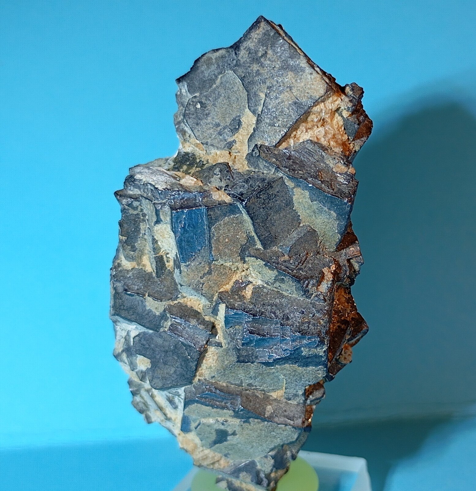 Galena
Pozo Nº 1, filón El Cobre, grupo minero El Cobre-Igualdad-Matacabras, Matacabras-Dehesa de las Yeguas, Bailén, Comarca Sierra Morena, Jaén, Andalucía, España
6 x 3 cm.
(Autor: Felipe Abolafia)
