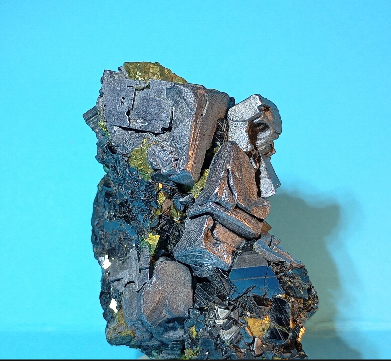 Galena, esfalerita y pirita
Mina Septemvri (Mina Septiembre), zona minera Madan, Municipio Madan, Montes Rhodope, Óblast Smolyan, Bulgaria
6 x 4 x 3 cm.
(Autor: Felipe Abolafia)
