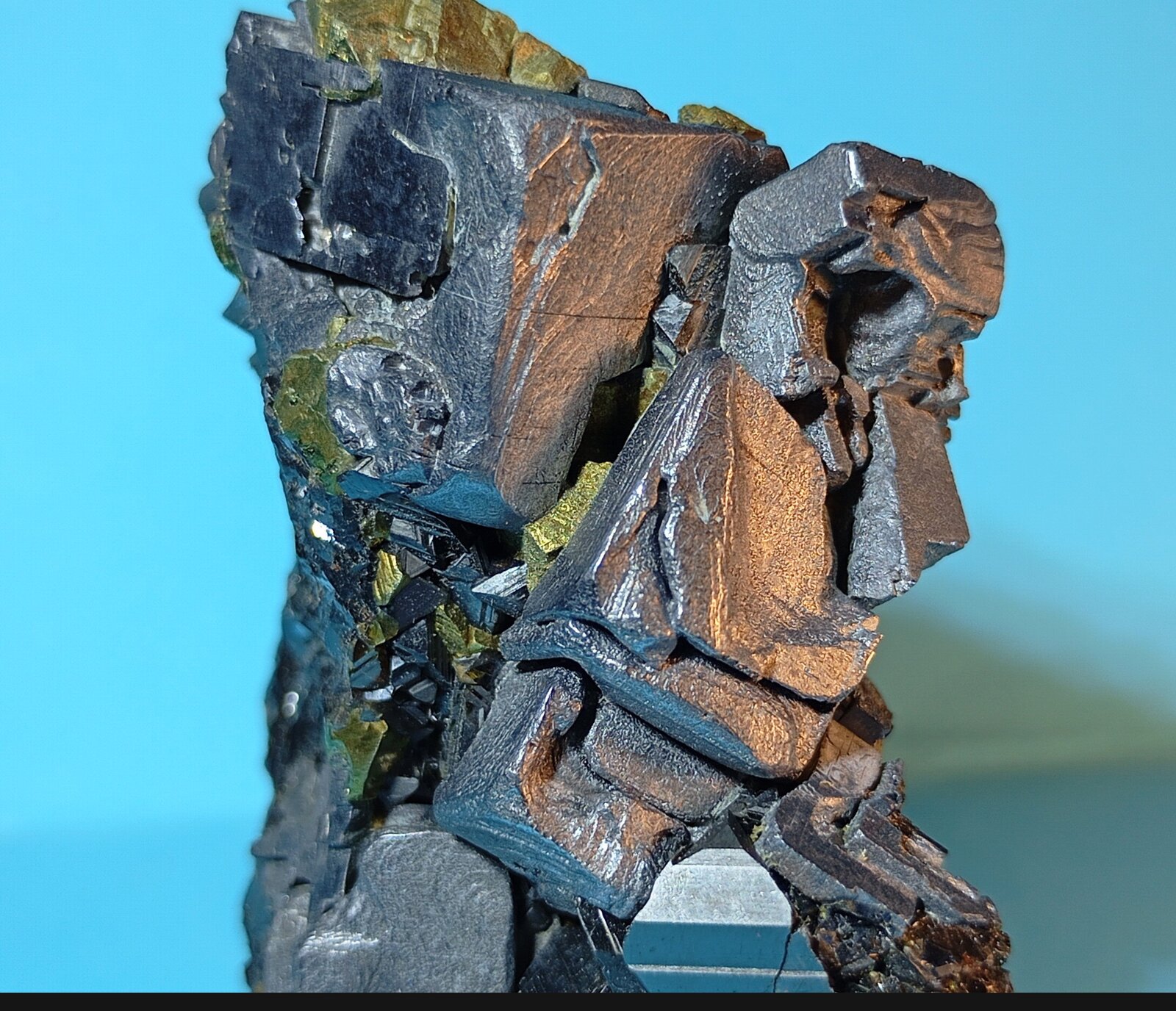 Galena, esfalerita y pirita.
Mina Septemvri (Mina Septiembre), zona minera Madan, Municipio Madan, Montes Rhodope, Óblast Smolyan, Bulgaria
6 x 4 x 3 cm.
(Autor: Felipe Abolafia)