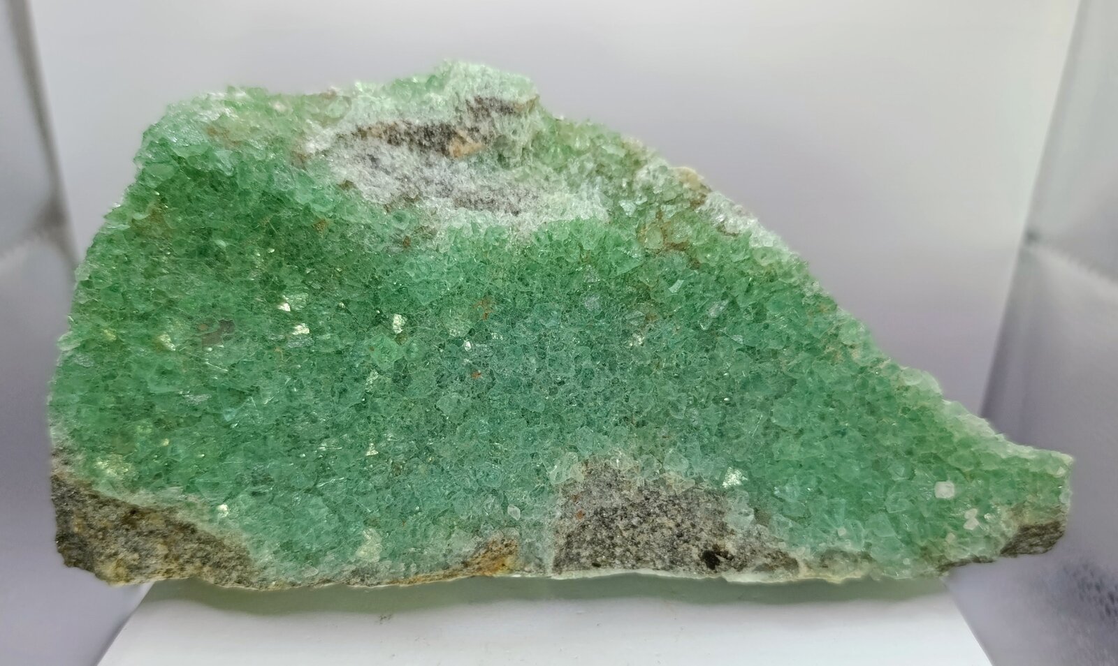 Fluorita.
Pedrera Berta, Turó Can Domènech, Serra Roques Blanques, Sant Cugat del Vallès-El Papiol, Comarca Vallès Occidental / Baix Llobregat, Barcelona, Catalunya / Cataluña, España
16x8 cm
(Autor: AntonioJesus)
