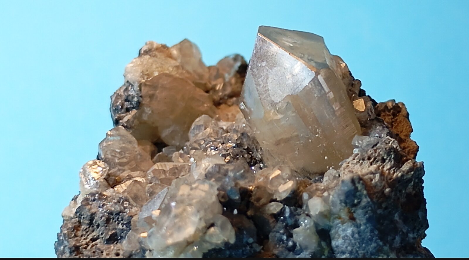 Cerusita y galena
Mibladen (distrito minero Mibladen), Midelt, Provincia Midelt, Región Drâa-Tafilalet, Marruecos
3 x 3 cm., XL. 1 x 1,5 cm.
(Autor: Felipe Abolafia)