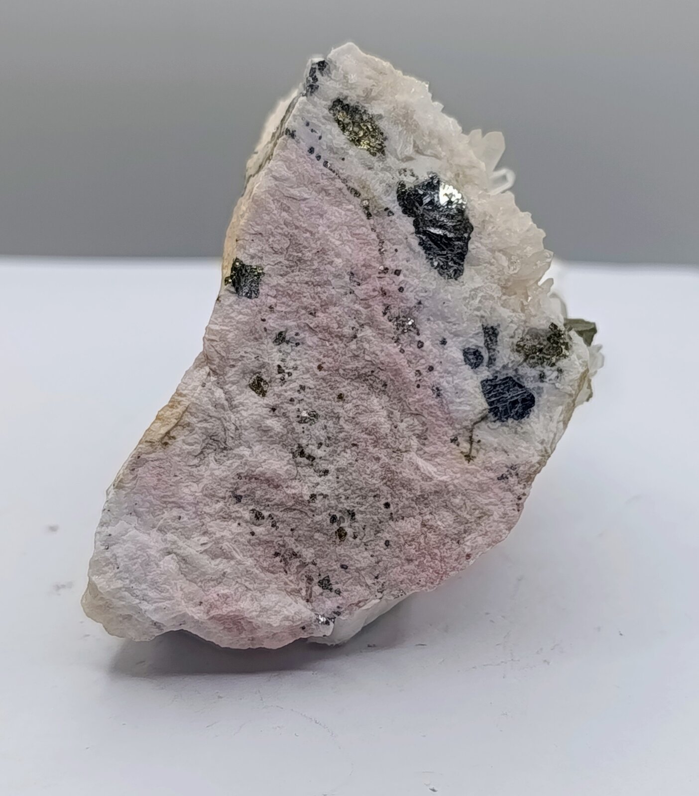Rodocrosita, cuarzo y calcopirita.
Mina Uchucchacua, Provincia Oyón, Departamento Lima, Perú
6x4 cm
(Autor: AntonioJesus)
