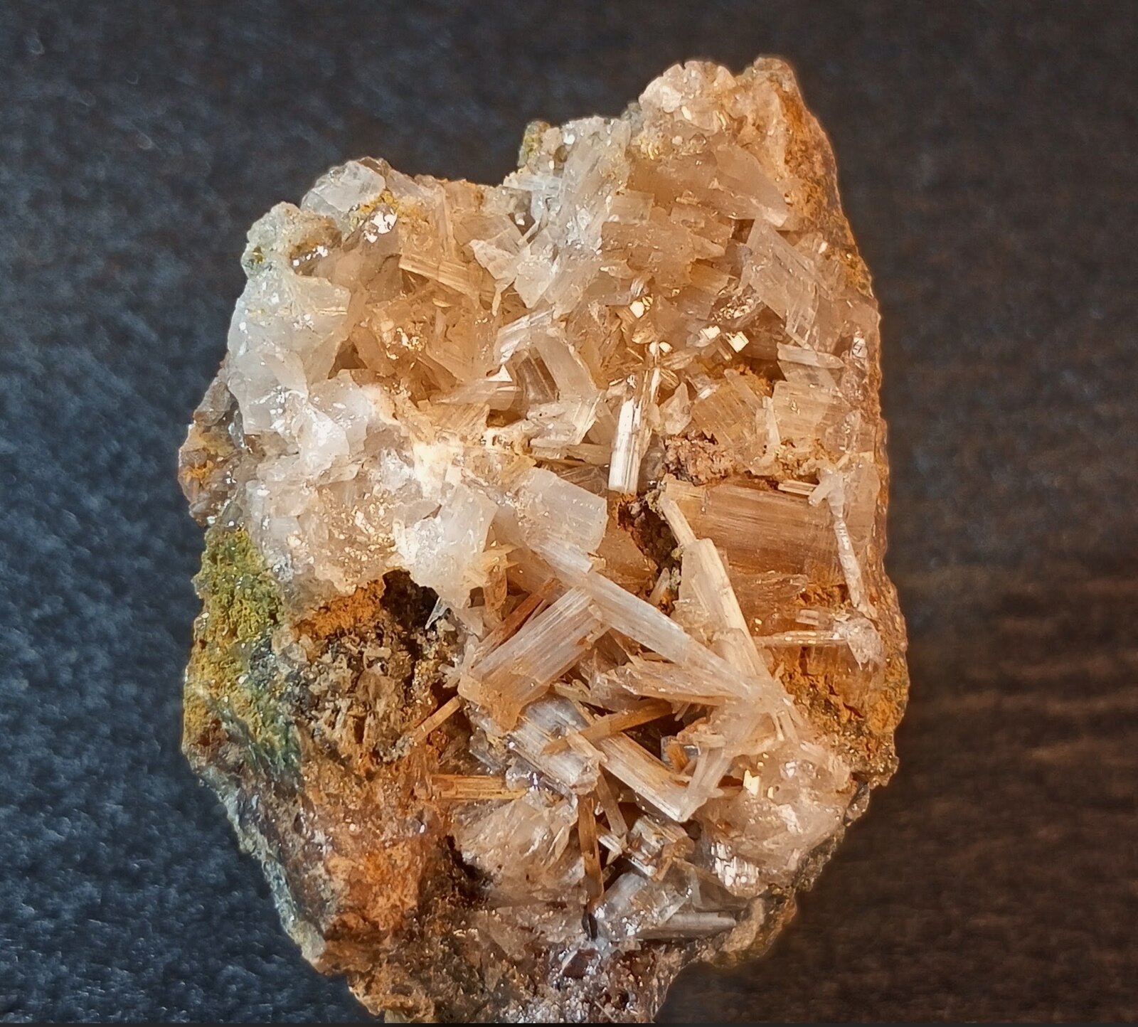 Cerusita
Touissit, Distrito Touissit, Provincia Jerada, Región Oriental, Marruecos
5 x 4 x 3,5 cm
(Autor: Felipe Abolafia)
