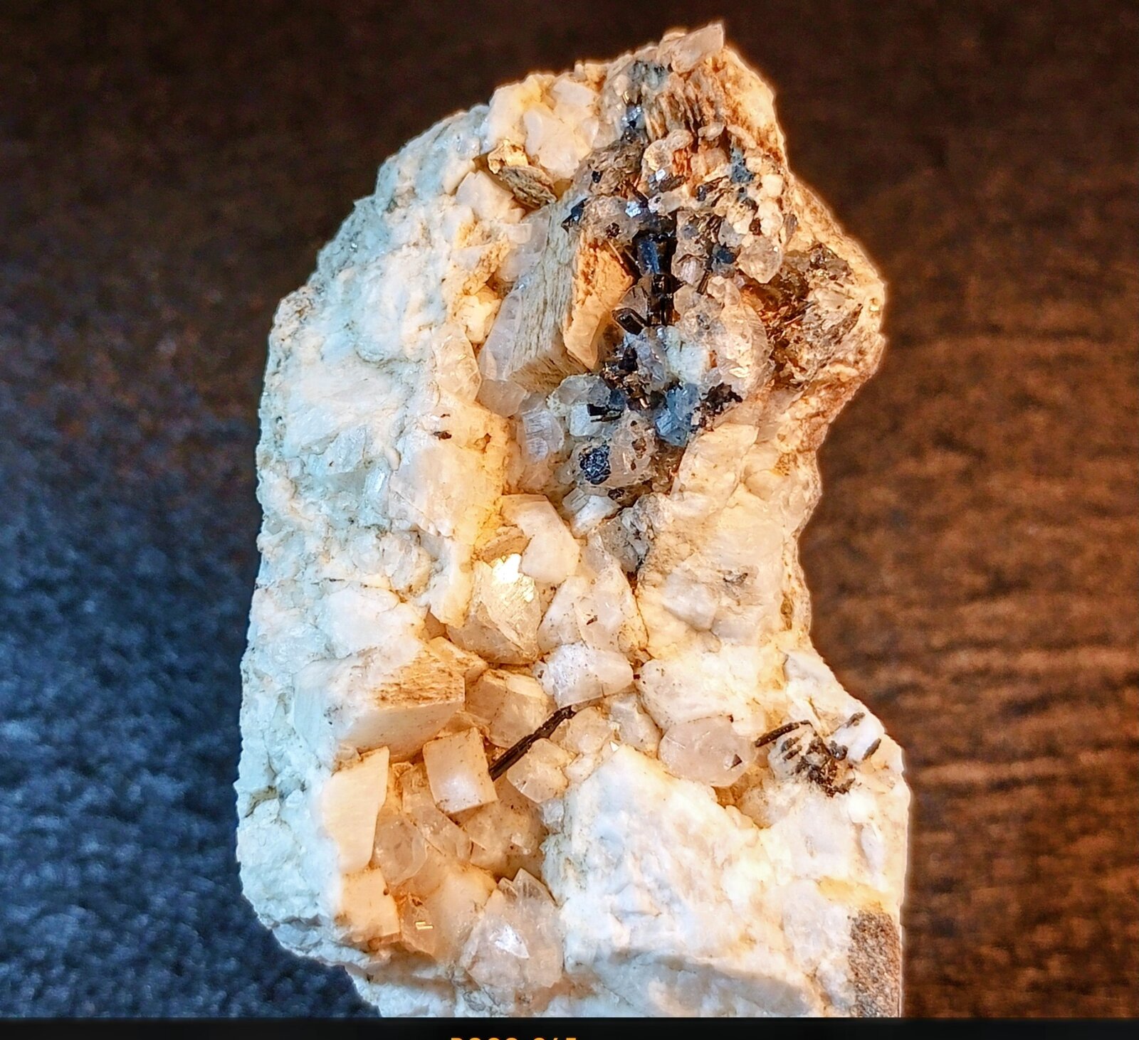 Albita y Turmalina (variedad chorlo)
Cártama, Comarca Valle del Guadalhorce, Málaga, Andalucía, España
5,5 x 4 cm.
(Autor: Felipe Abolafia)
