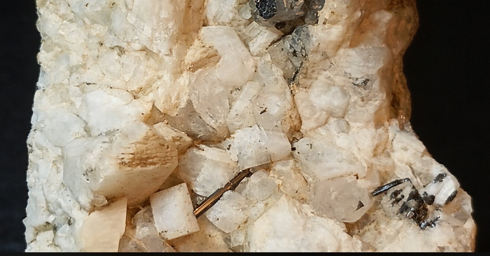 Albita y Turmalina (variedad chorlo)
Cártama, Comarca Valle del Guadalhorce, Málaga, Andalucía, España
5,5 x 4 cm.
(Autor: Felipe Abolafia)