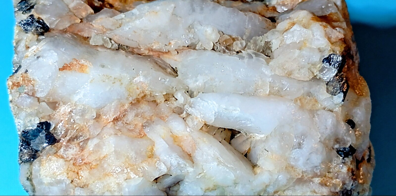 Casiterita
Mina Amalia Juliana, Dehesa de la Zarzuela-Río Guarrizas, Vilches, Comarca El Condado, Jaén, Andalucía, España
5 x 5 x 5 cm.
(Autor: Felipe Abolafia)