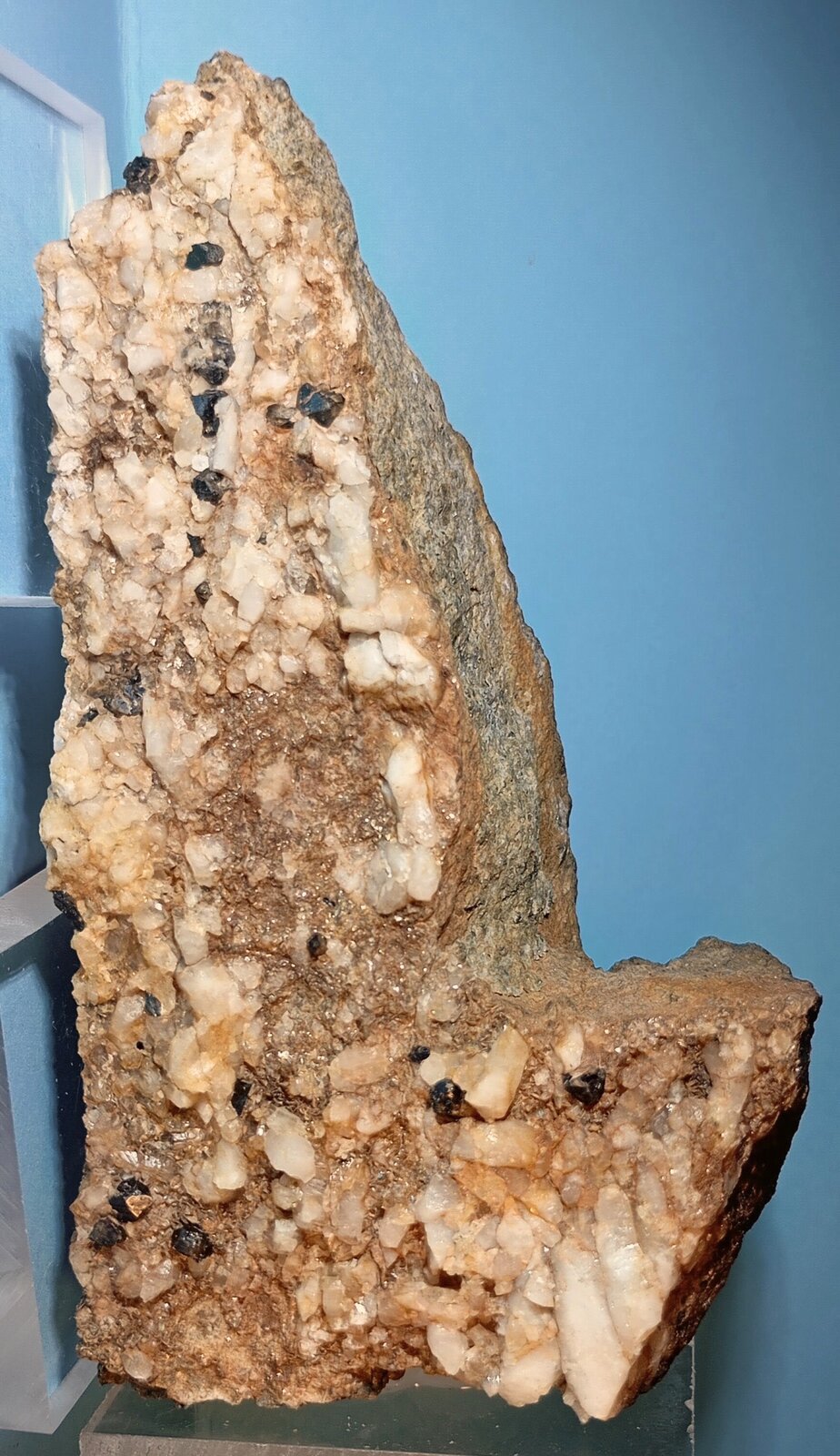 Casiterita
Mina Amalia Juliana, Dehesa de la Zarzuela-Río Guarrizas, Vilches, Comarca El Condado, Jaén, Andalucía, España
10,5 x 5 cm.
(Autor: Felipe Abolafia)