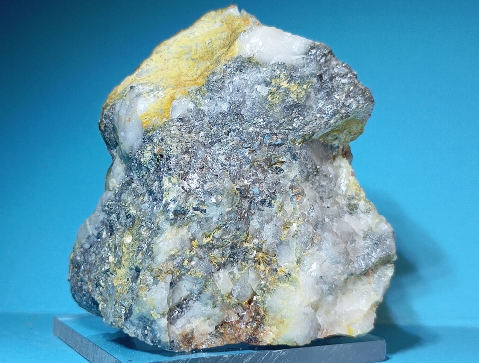 Arsenopirita
Mina Amalia Juliana, Dehesa de la Zarzuela-Río Guarrizas, Vilches, Comarca El Condado, Jaén, Andalucía, España
4,5 x 6 cm.
(Autor: Felipe Abolafia)